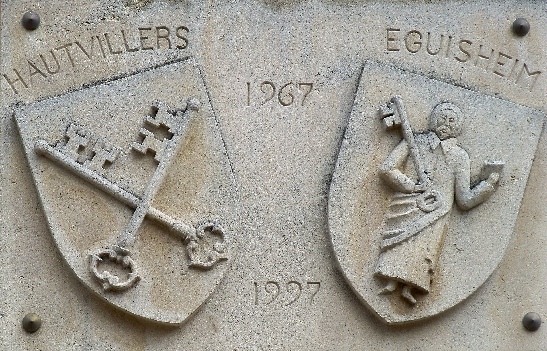Blason armorié daté, sculpté sur une pierre à Eguisheim