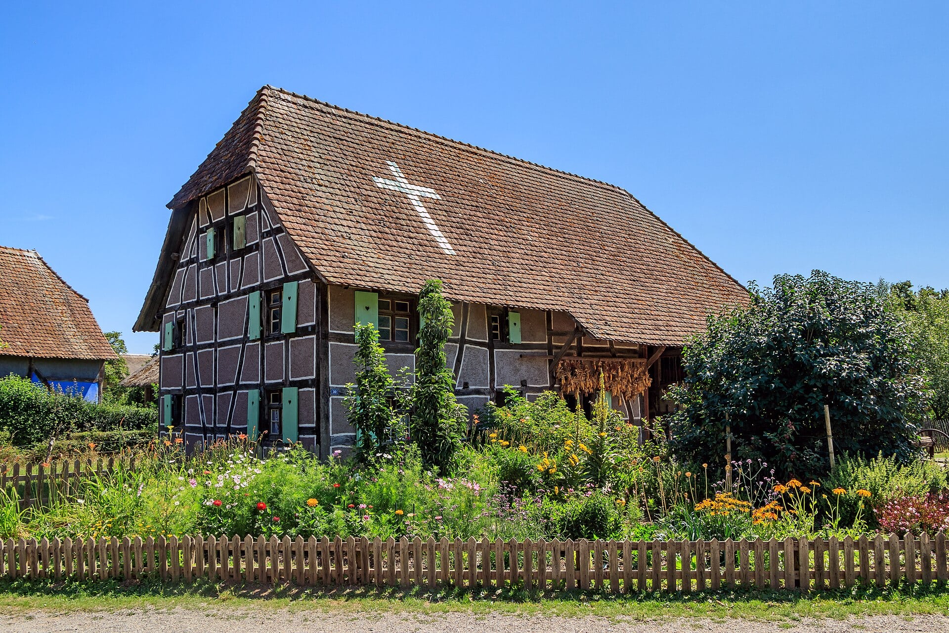 Ferme alsacienne à pans de bois et toit de tuiles, à l’Écomusée d’Alsace