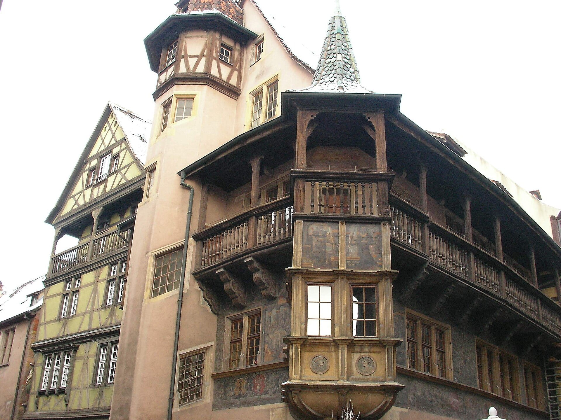 La maison Pfister à Colmar, oriel d’angle en bois et galerie sur un rez-de-chaussée de grès
