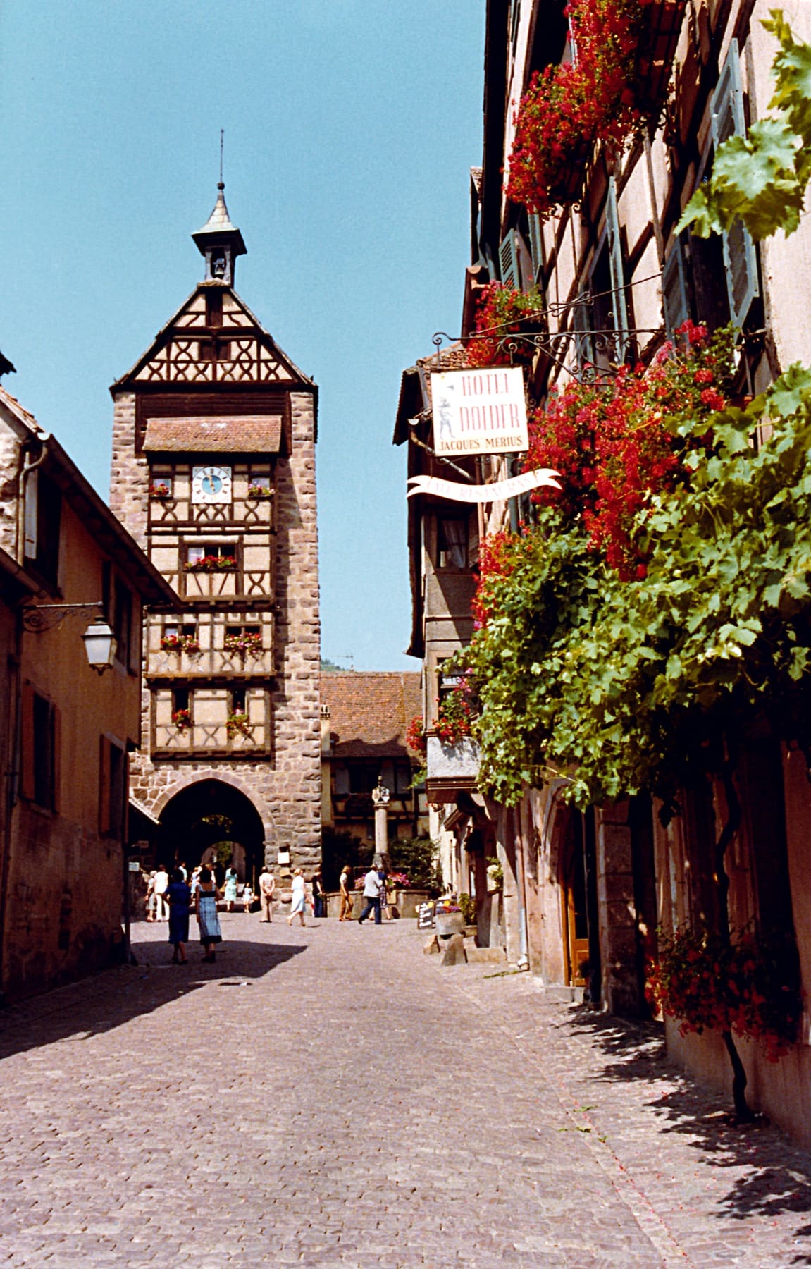 Rue de Riquewihr menant au Dolder, bordée de maisons à colombage