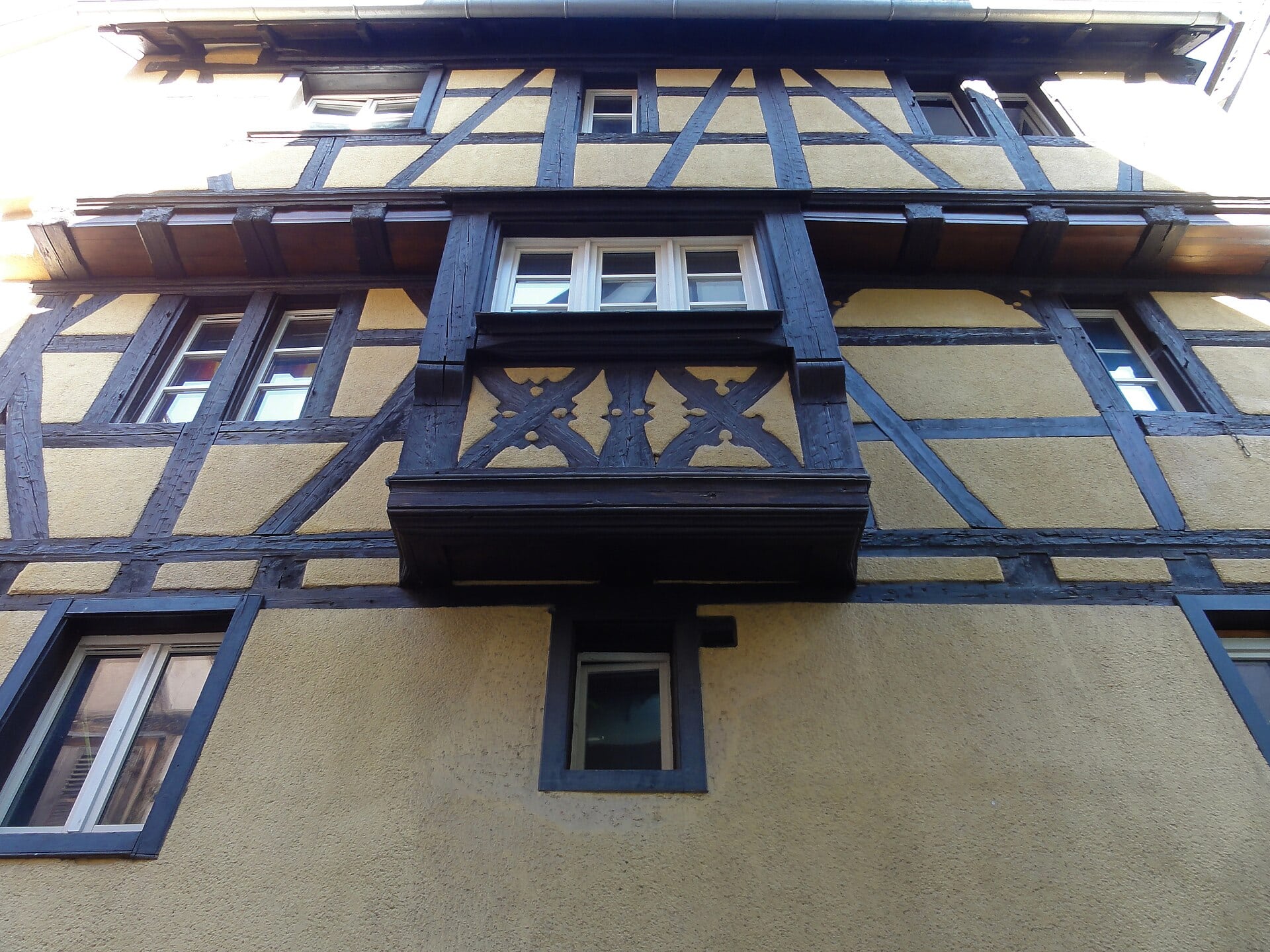 Maison à colombage et volets à Riquewihr, sur un soubassement de pierre