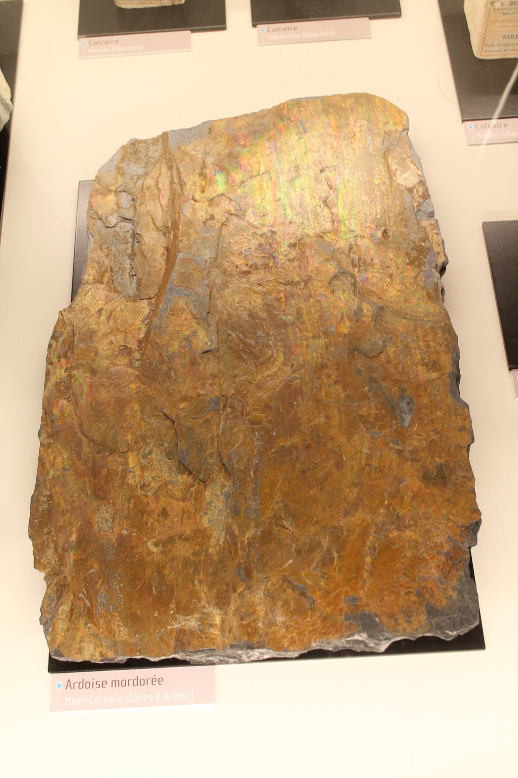 Lames d’ardoise bretonne fendues en feuillets minces et parallèles, révélant le clivage régulier de la roche.