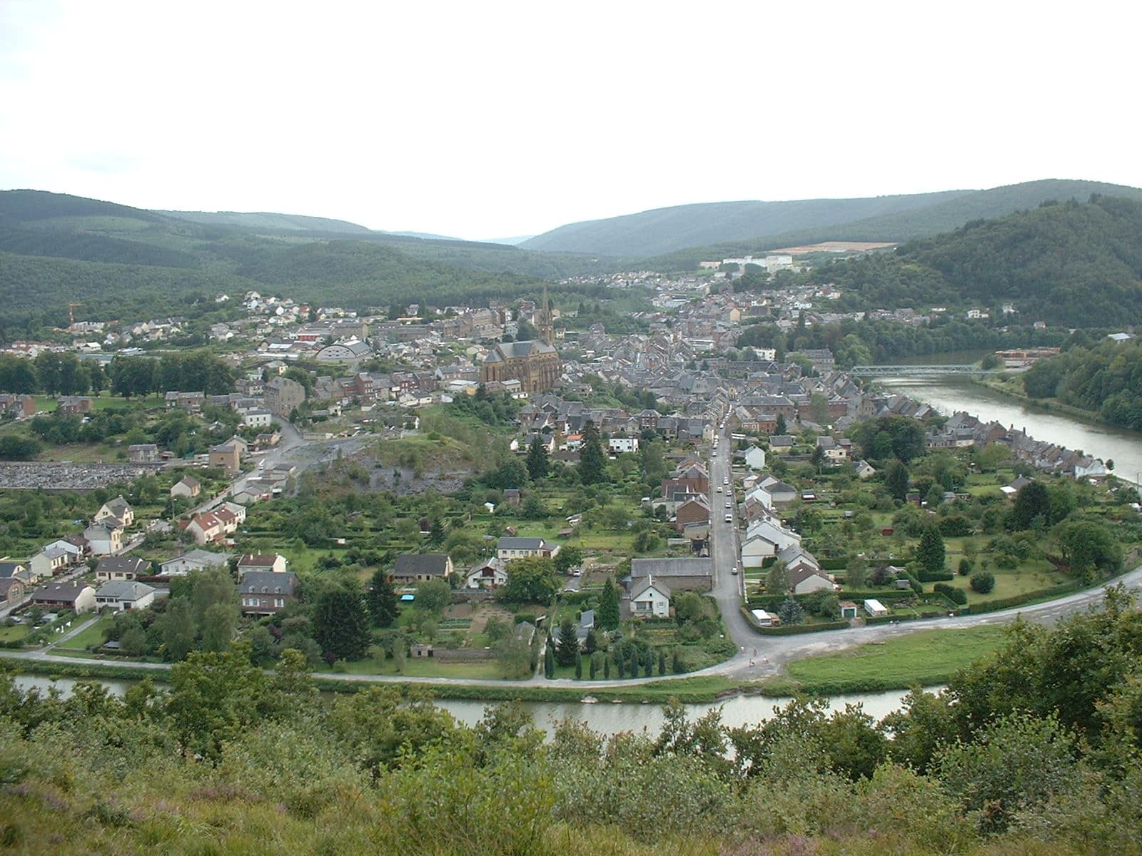 Toits d’ardoise bleu-violacé serrés du bourg de Fumay, dans la vallée de la Meuse ardennaise.