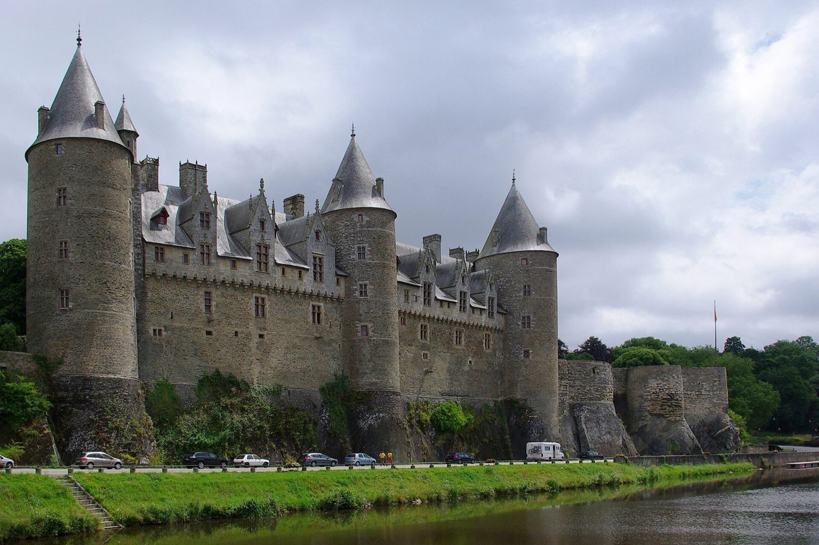 Le château de Josselin, en Bretagne, dont les grosses tours cylindriques sont coiffées de poivrières d’ardoise