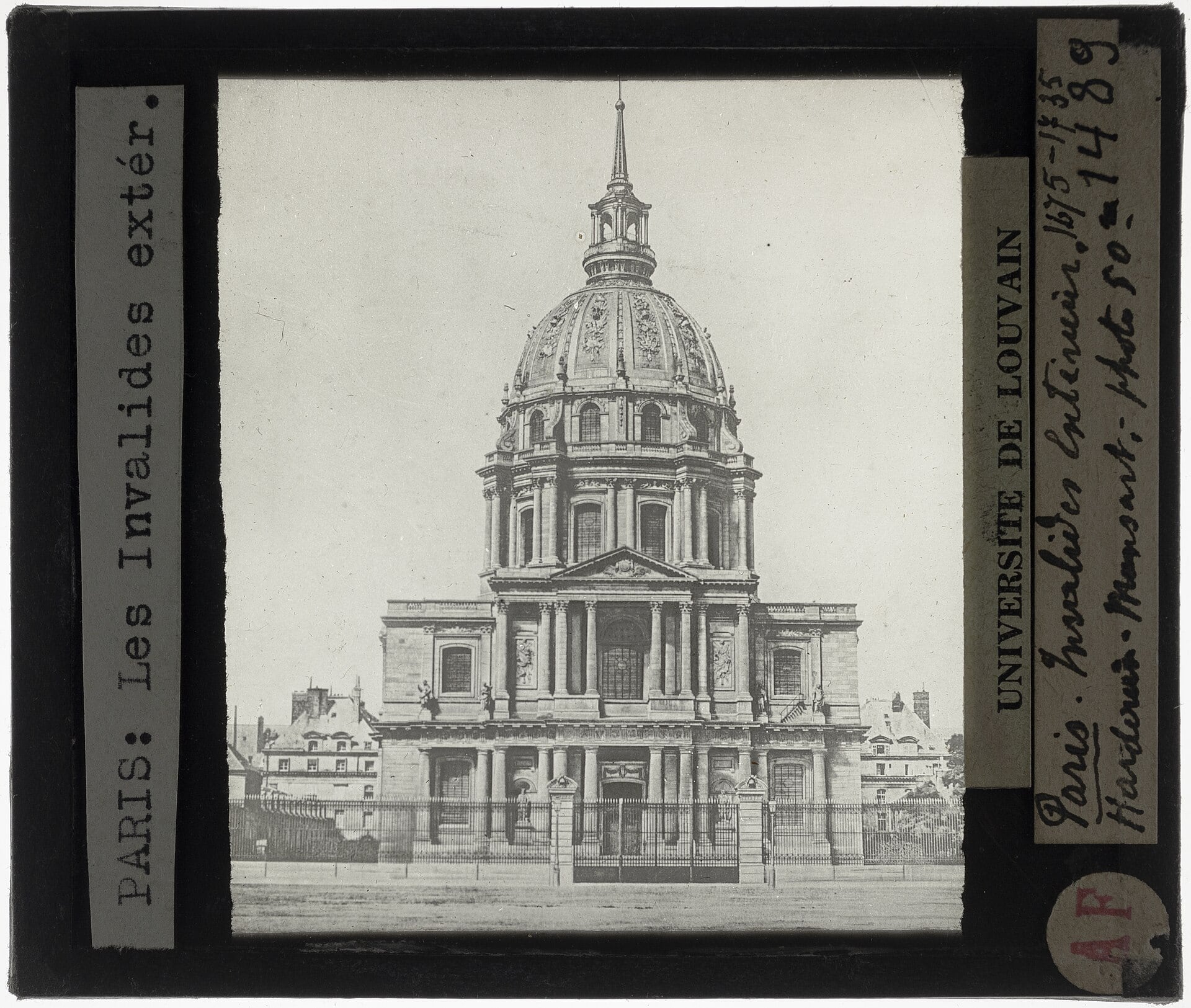 Photographie ancienne en noir et blanc du dôme des Invalides à Paris : portique à fronton, tambour à colonnes, coupole à côtes et haut lanternon