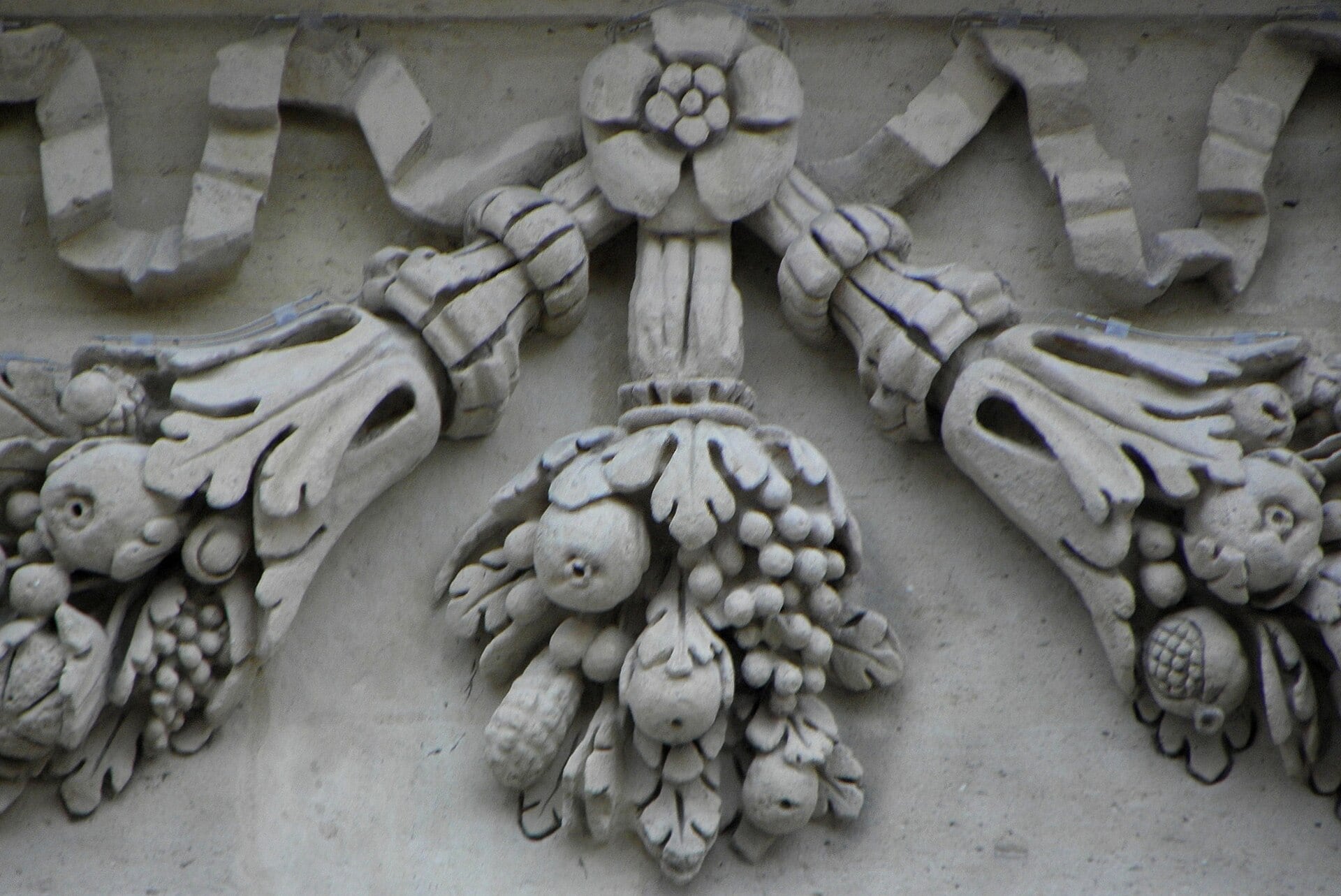 Guirlande de fruits et de rubans sculptée en pierre, décor de la façade de l’église Saint-Paul-Saint-Louis à Paris