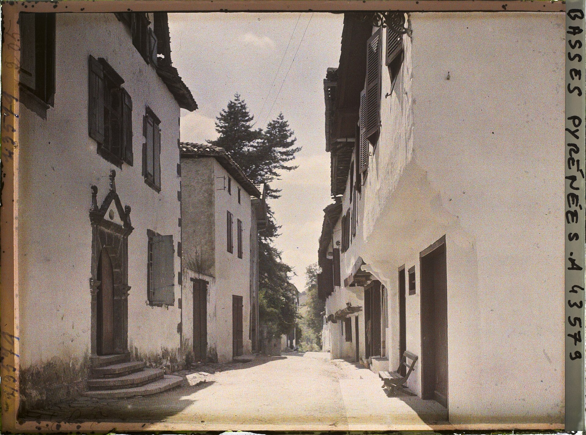 Carte postale ancienne colorisée d’une rue de La Bastide-Clairence