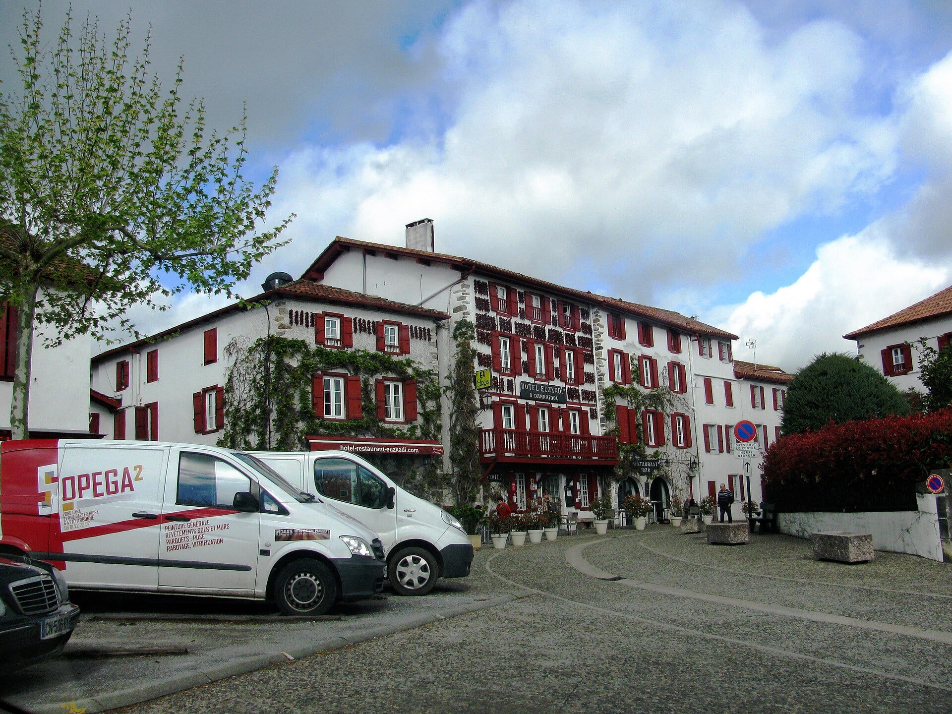 Grande maison labourdine à colombage rouge sur une place d’Espelette