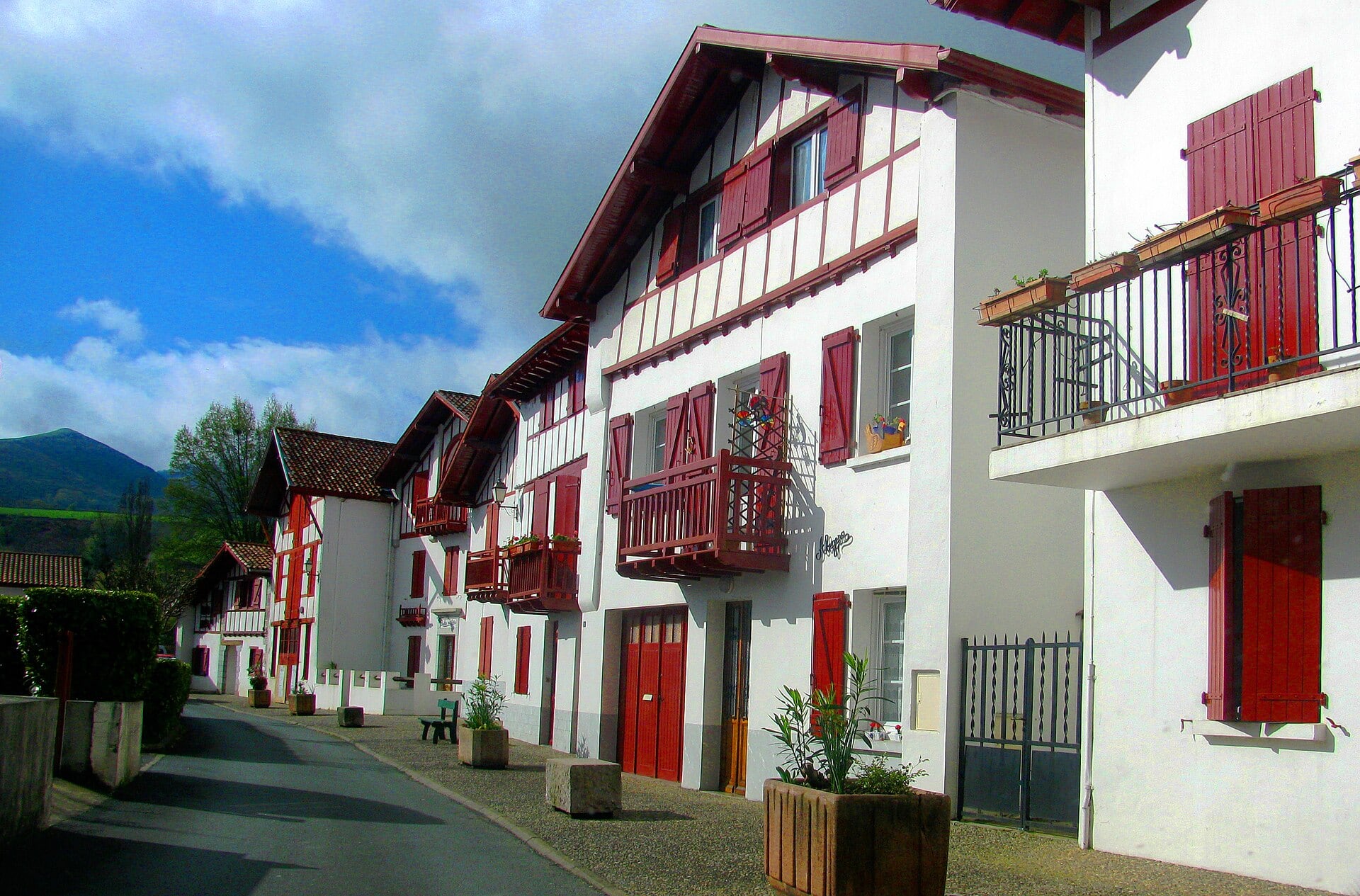 Rue d’Espelette bordée de maisons labourdines à colombage rouge et volets
