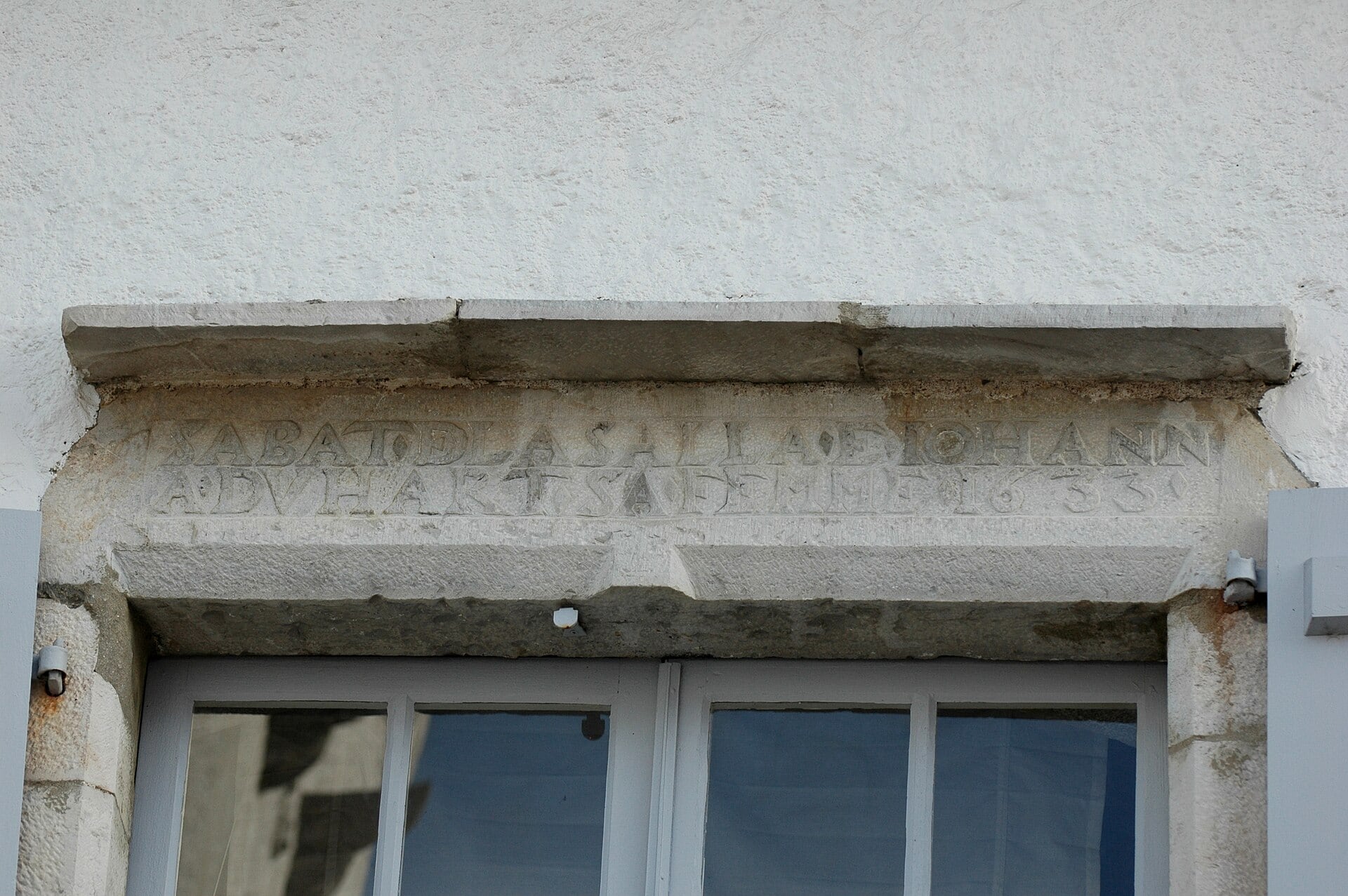 Linteau de pierre gravé et daté de 1633 au-dessus d’une porte, à Ahetze