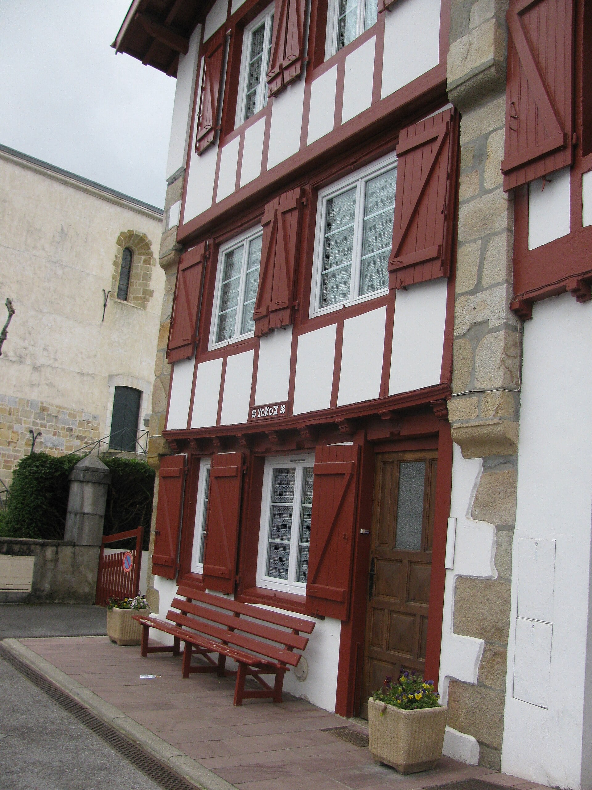 Maison labourdine à colombage rouge à Saint-Pée-sur-Nivelle