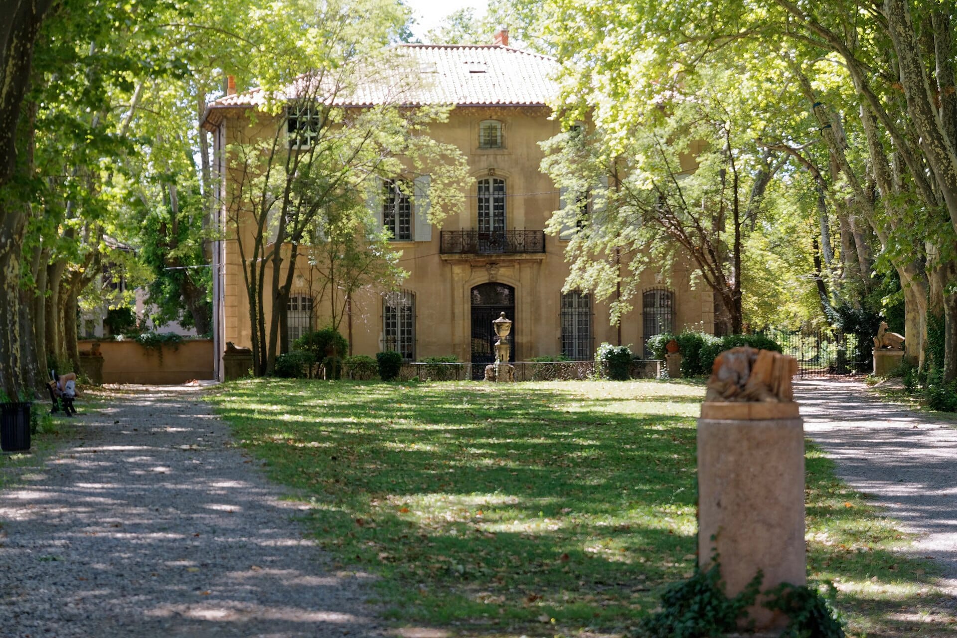 La bastide du Jas de Bouffan, demeure de la famille Cézanne, au terme de son allée de platanes