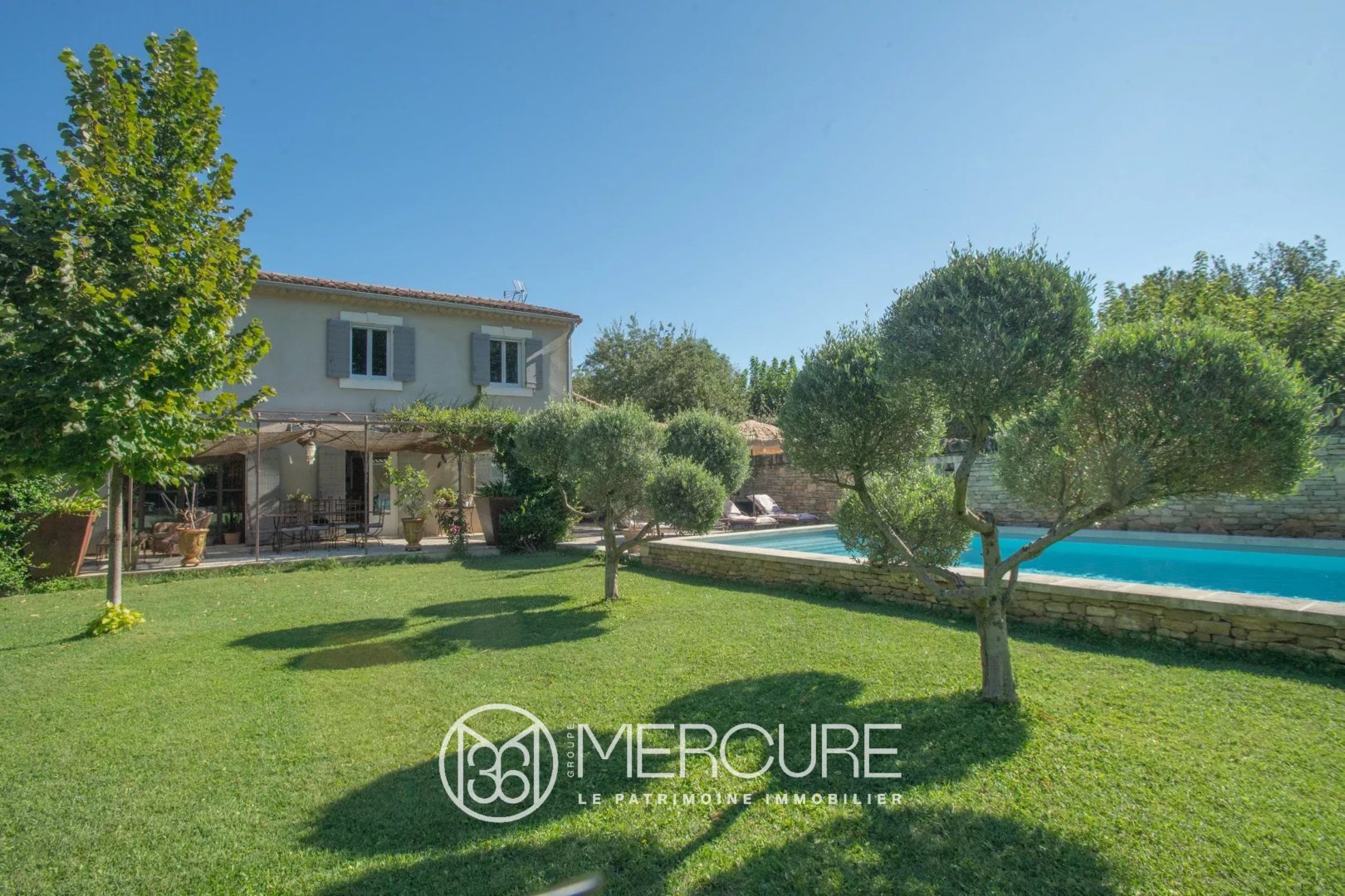 Bastide provençale près de Ménerbes, façade enduite, treille et oliviers