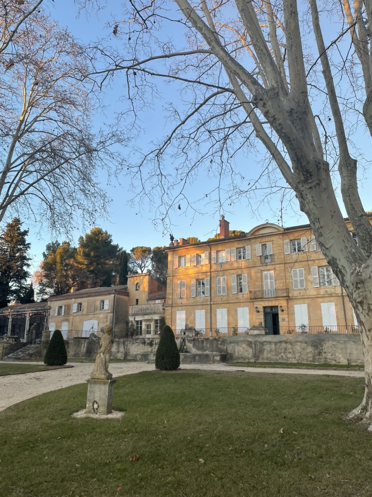 Le château de la Mignarde à Aix-en-Provence, façade dorée au soleil bas