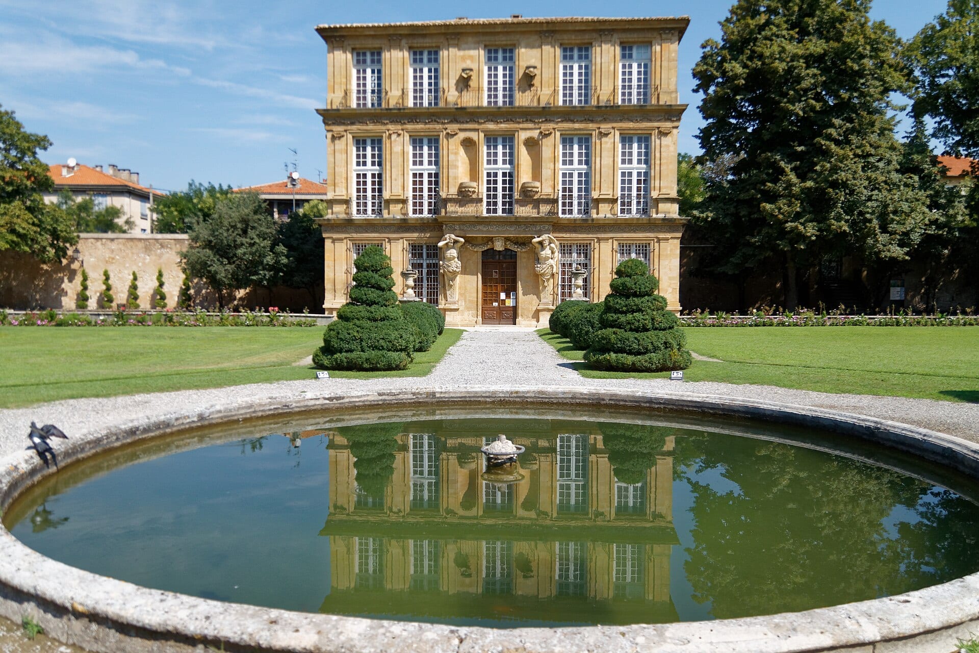 Façade sur jardin du Pavillon de Vendôme, deux atlantes encadrant la porte, bassin en miroir