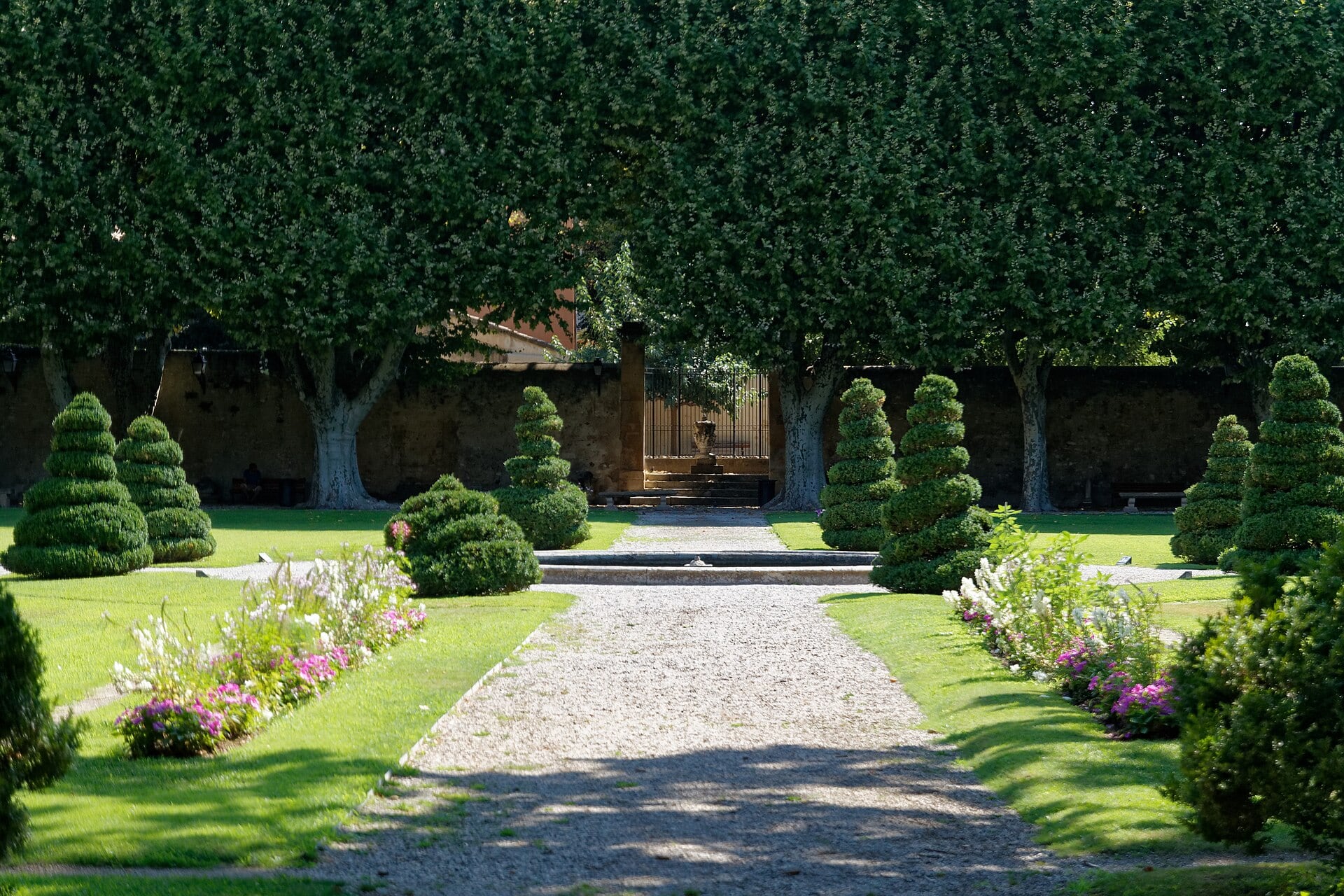 Allée de gravier, buis et topiaires du jardin du Pavillon de Vendôme