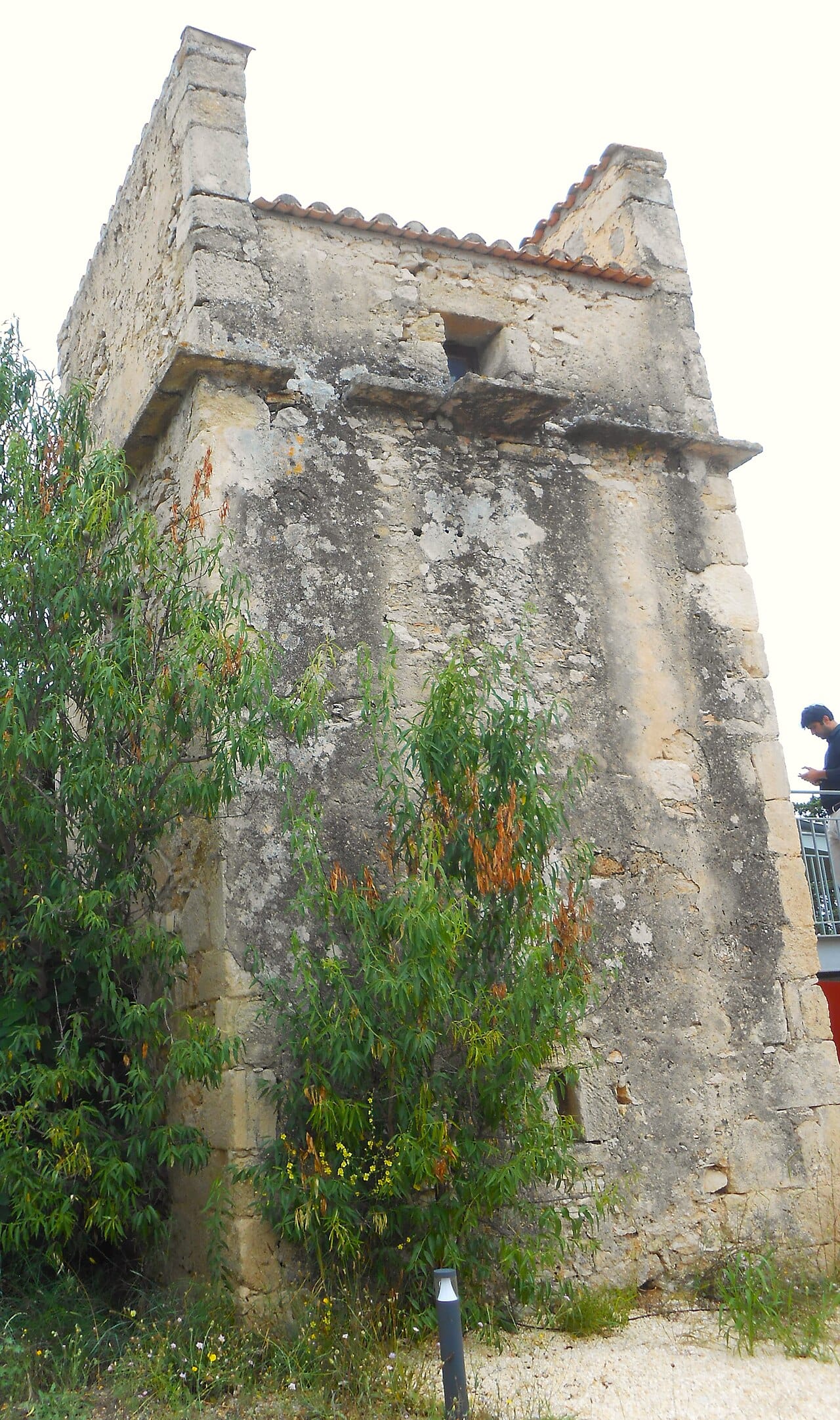 Pigeonnier-tour du XVIIᵉ siècle en pierre, dans le Midi