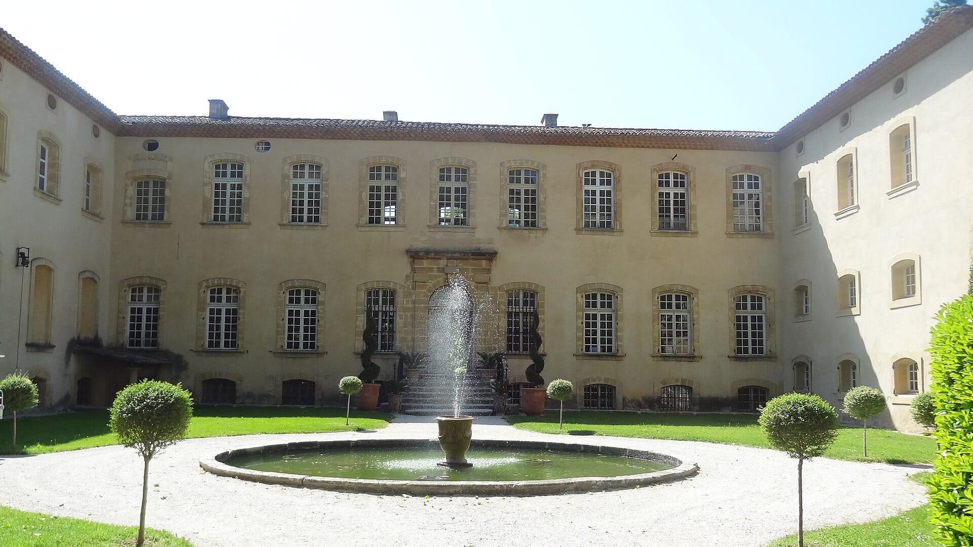Cour et fontaine du château de la Pioline à Aix-en-Provence