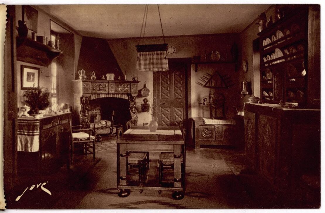 Intérieur ancien d’une cuisine béarnaise, vaisselier et cheminée, sur une photographie ancienne