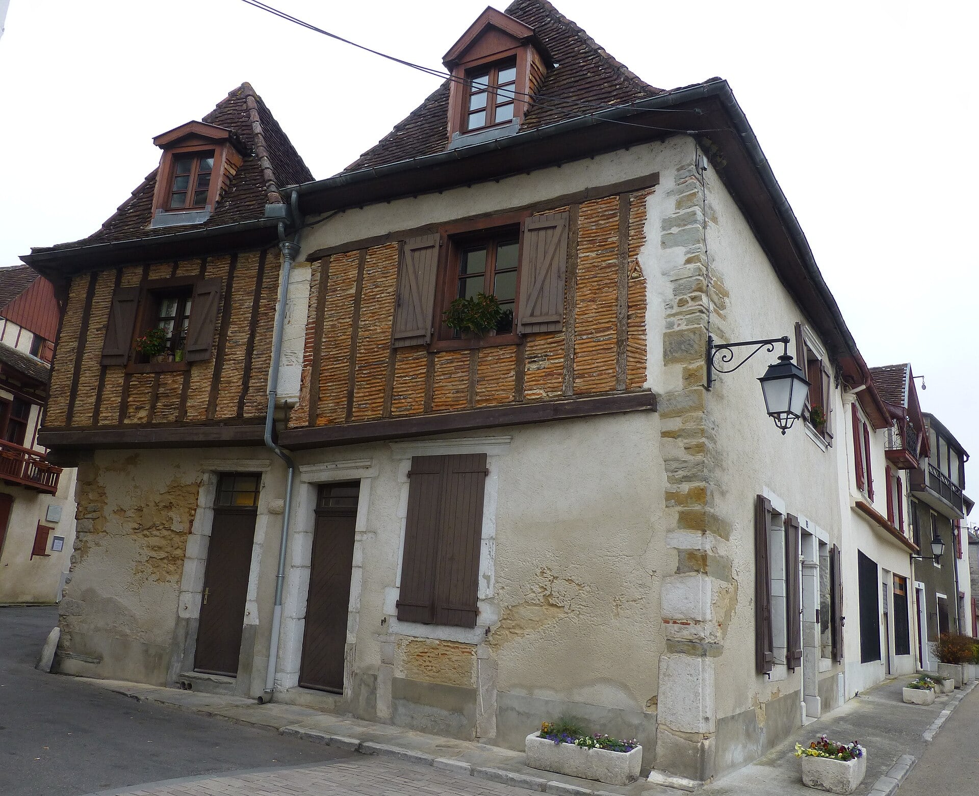 Maison de Salies-de-Béarn, pierre au rez-de-chaussée et colombage brun à l’étage