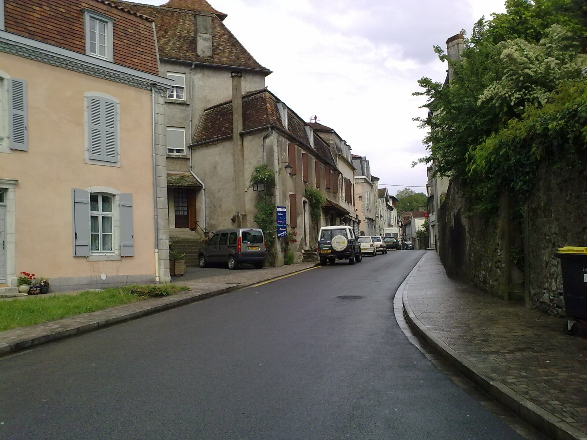 Ruelle en pente de Sauveterre-de-Béarn bordée de maisons de pierre à toits d’ardoise