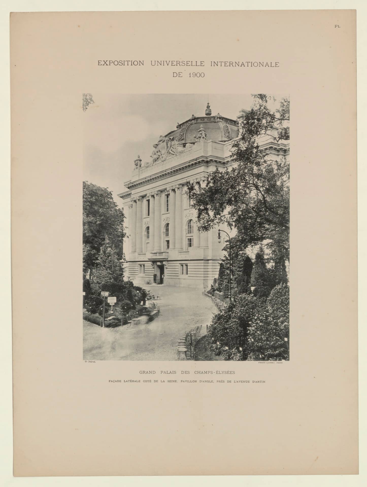 Planche photographique de l’Exposition universelle de 1900 : la façade latérale de pierre du Grand Palais côté Seine, colonnade et toiture ornée, sous le titre « Exposition universelle internationale de 1900 »