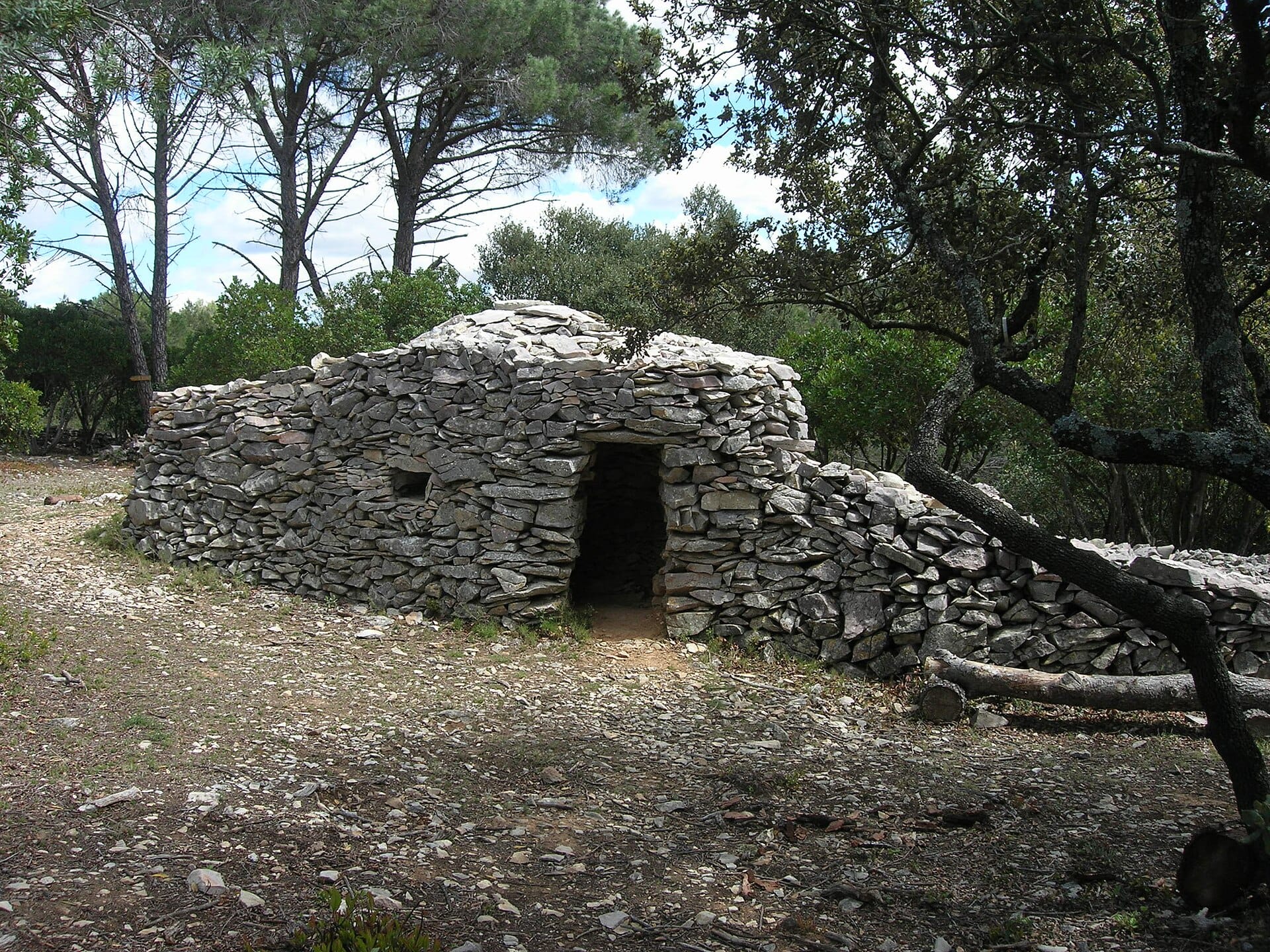 Capitelle en pierre sèche dans la garrigue languedocienne