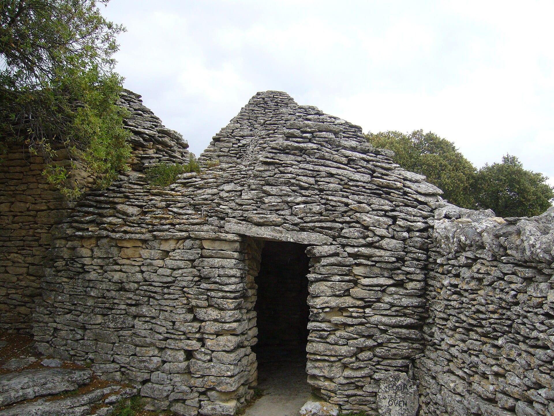 Entrée basse d’une borie en pierre sèche, à Gordes