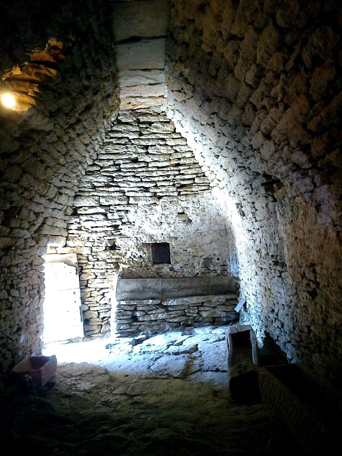 Intérieur voûté en encorbellement d’une borie