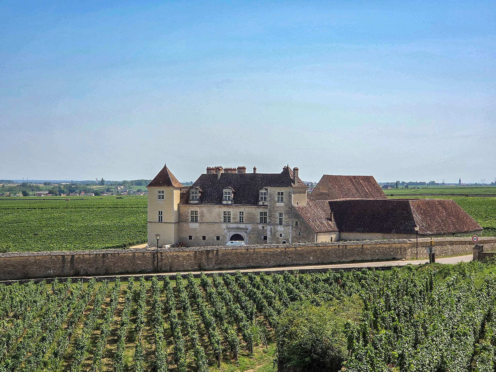 Le château du Clos de Vougeot au milieu des vignes de la Côte
