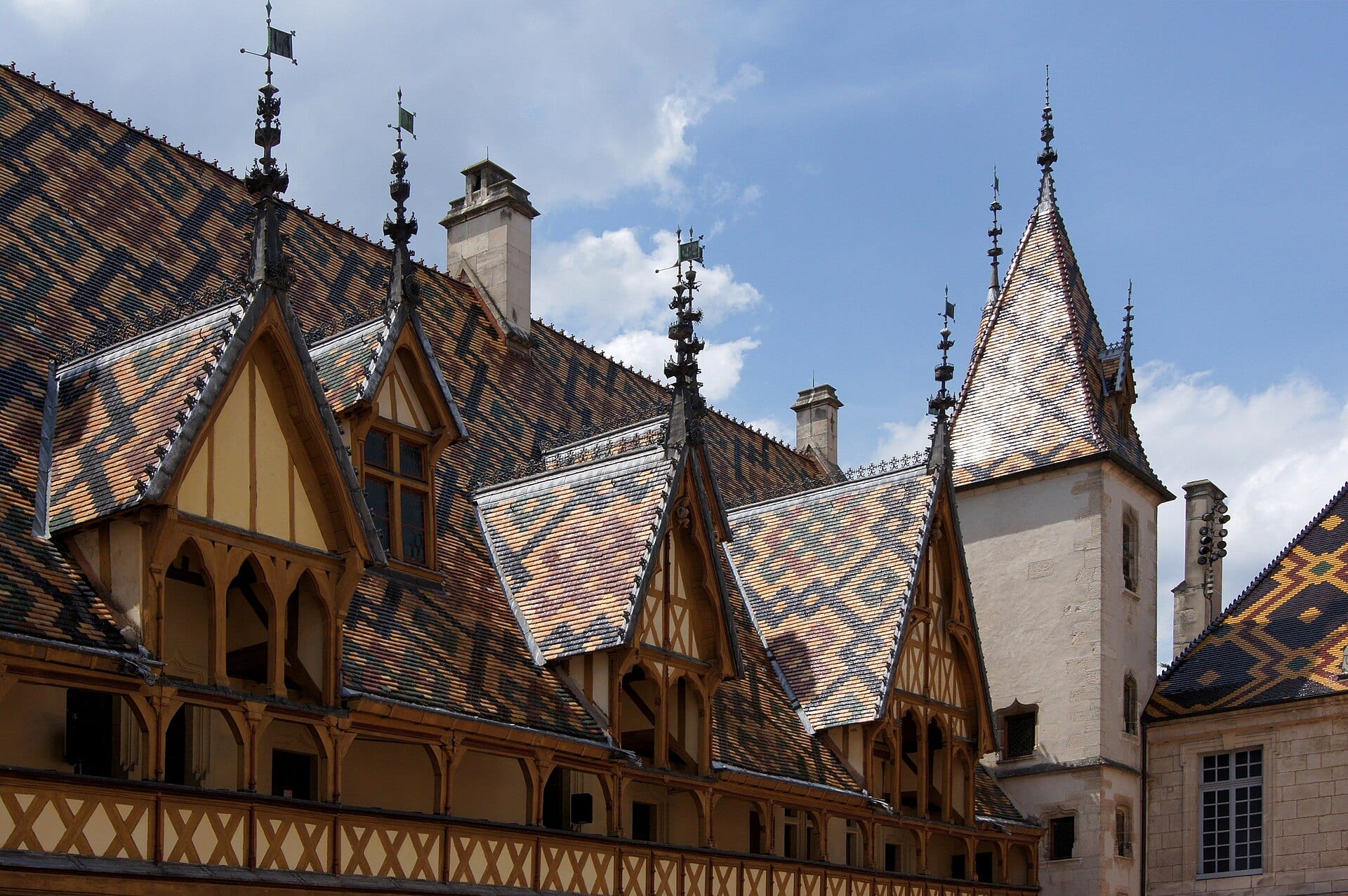 Toits de tuiles vernissées à motifs de losanges polychromes de l’Hôtel-Dieu de Beaune