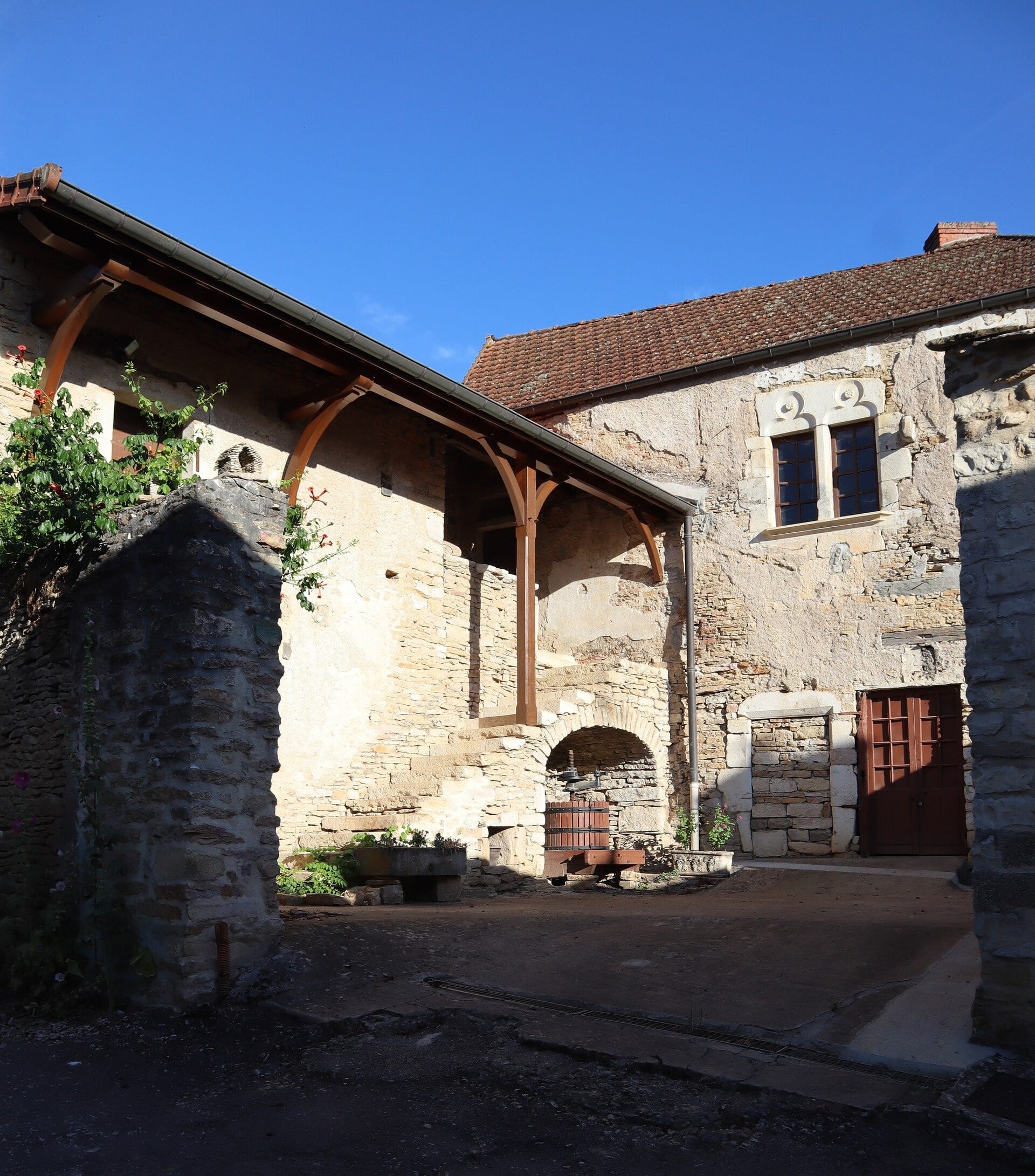 Maison vigneronne de pierre à galerie et cour à Saint-Aubin, en Côte-d’Or