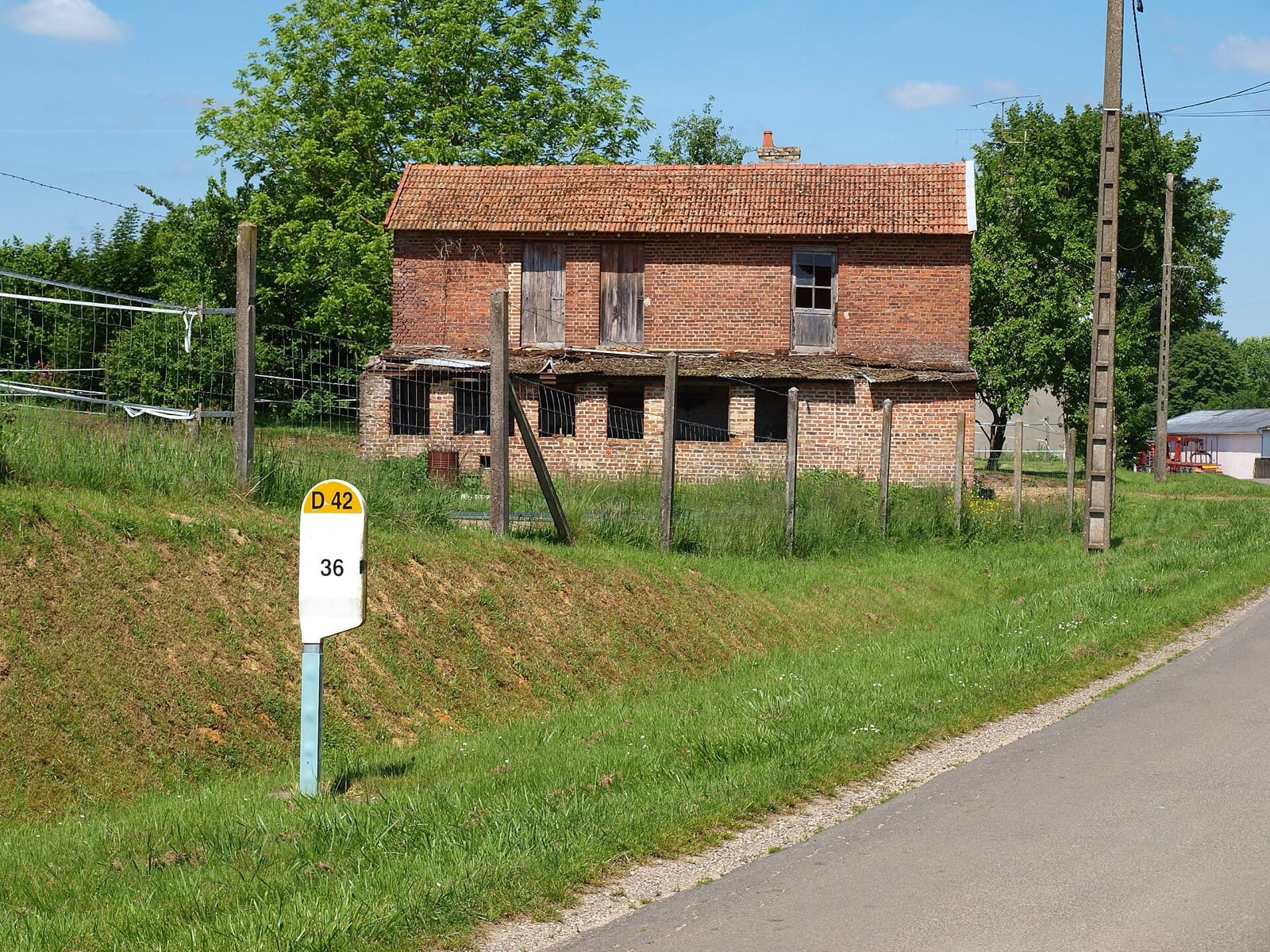 Gravure ancienne d’un atelier de briqueterie montrant le moulage et le séchage des briques crues