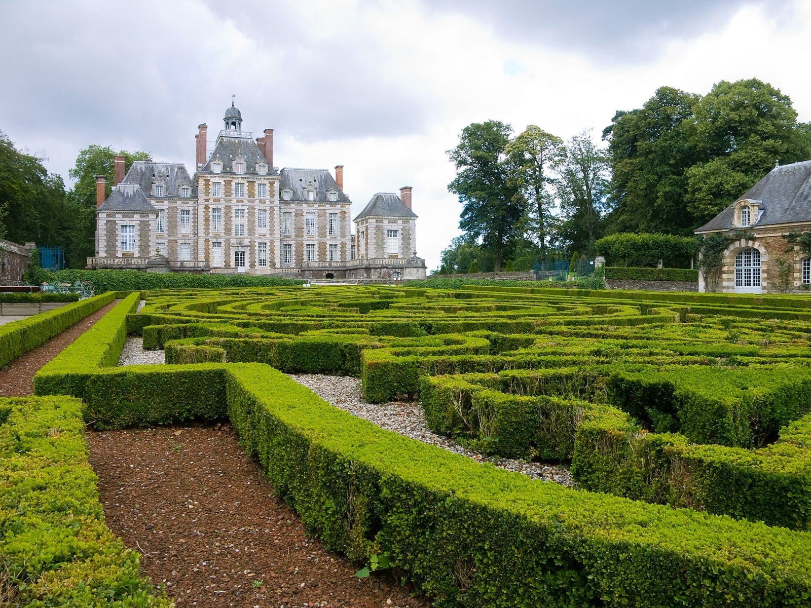 Corps de logis du château de Balleroy, façade de brique et de pierre à hauts combles