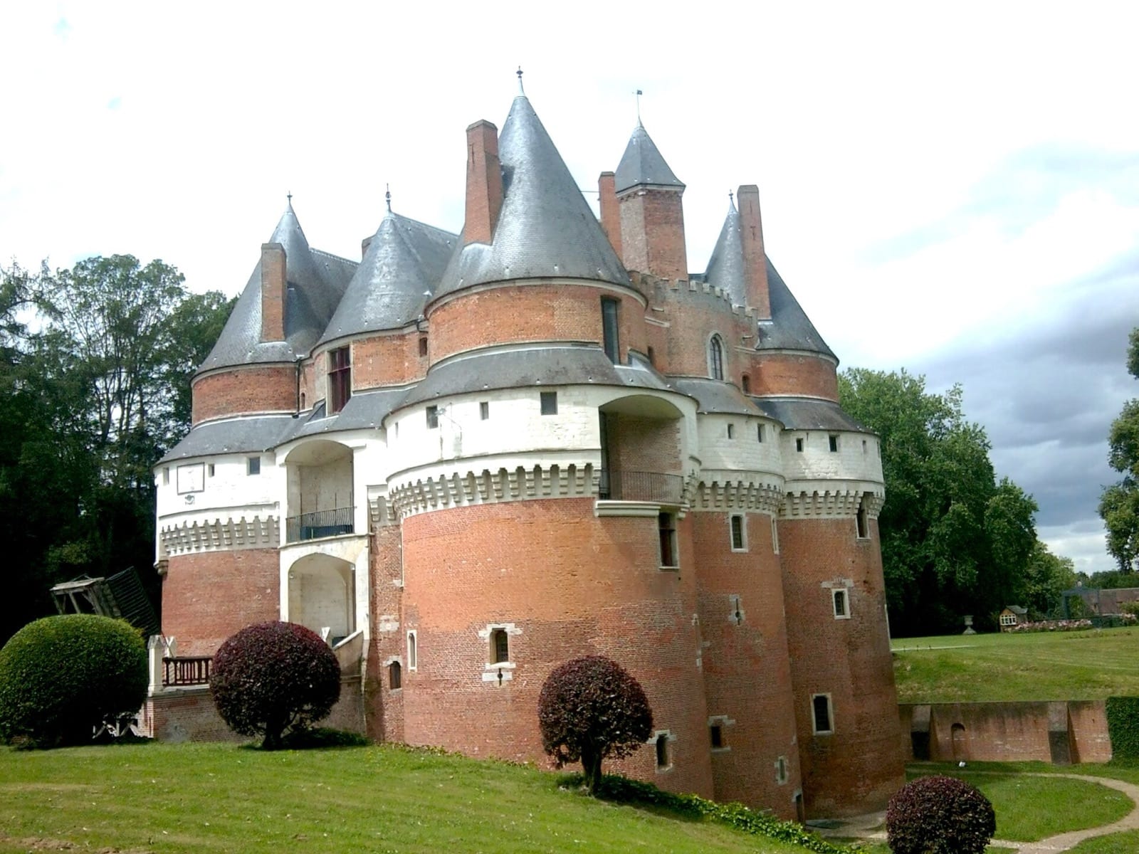 Tours massives du château fort de Rambures, maçonnerie de brique et de pierre du XVᵉ siècle