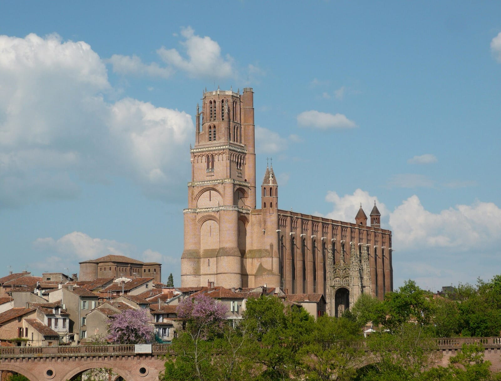Cathédrale Sainte-Cécile d’Albi, forteresse de brique rouge dominant le Tarn et le Pont-Vieux