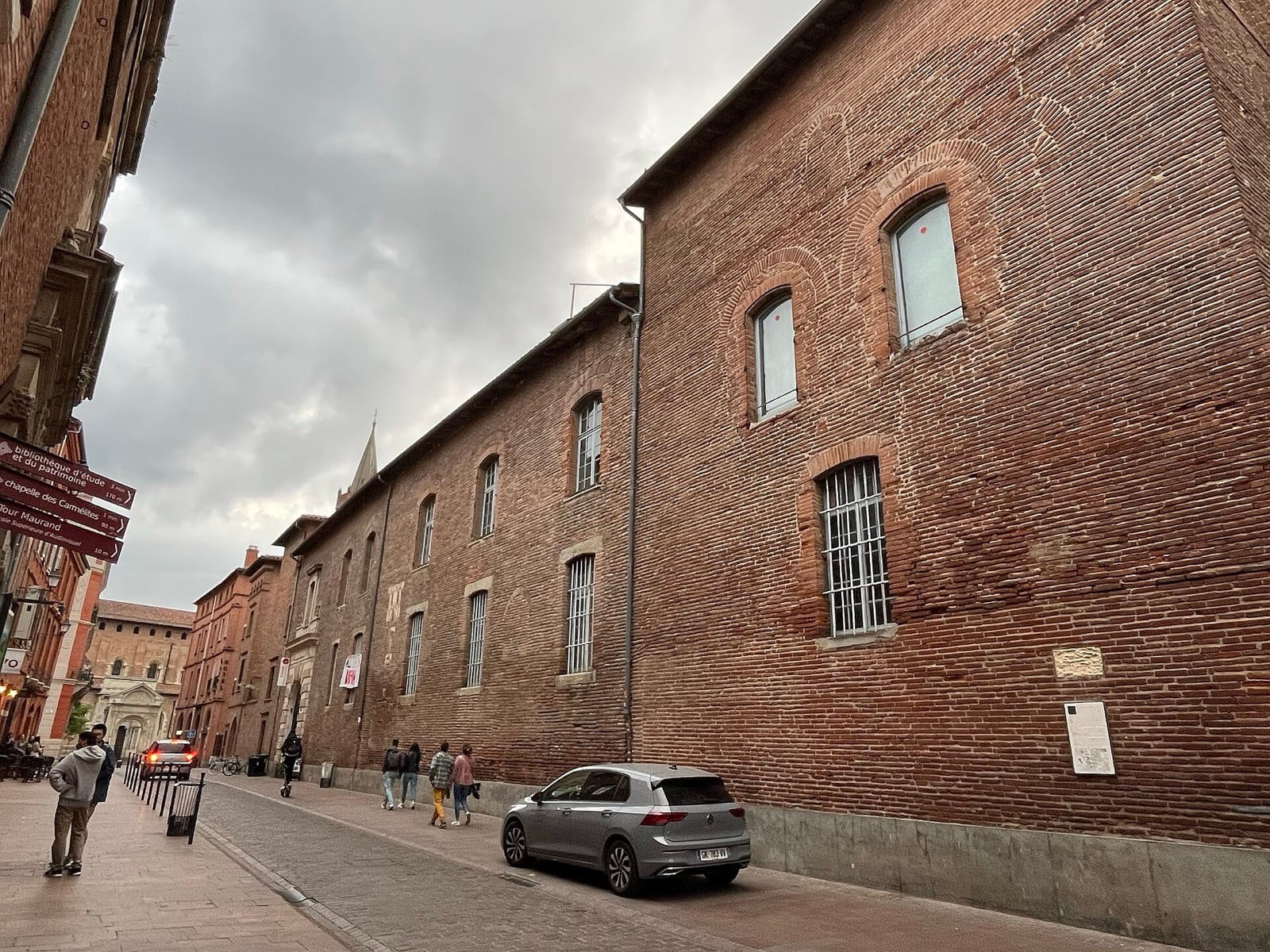 Long mur de briques foraines toulousaines, minces et larges, posées en longues assises régulières