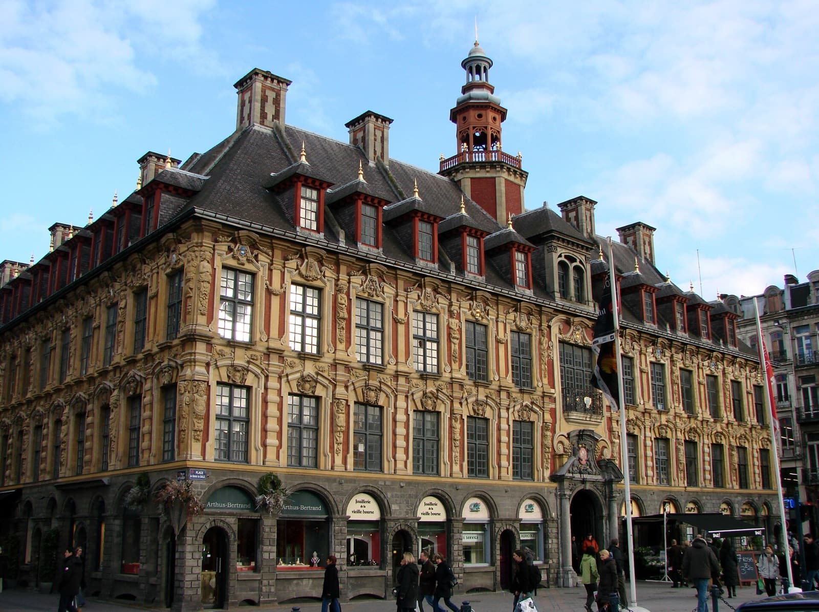 Façade de la Vieille Bourse de Lille, alliant brique rouge et décor de pierre sculptée