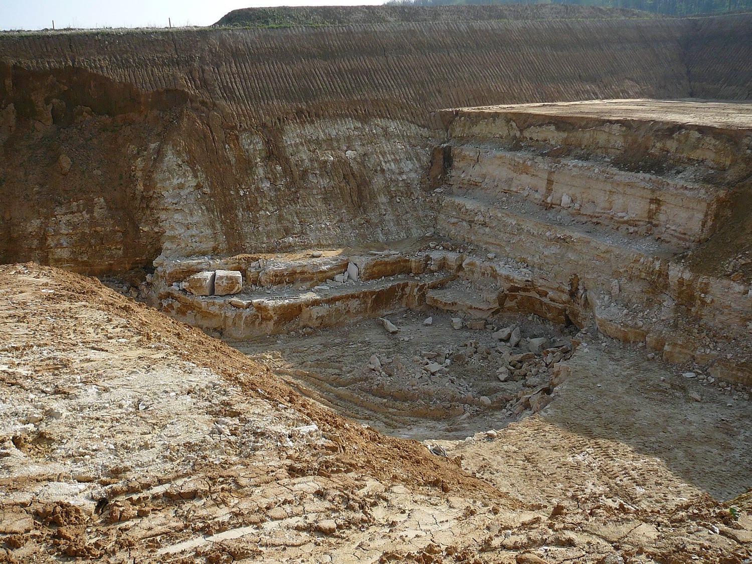 Front de taille étagé d’une carrière de calcaire à ciel ouvert en Provence
