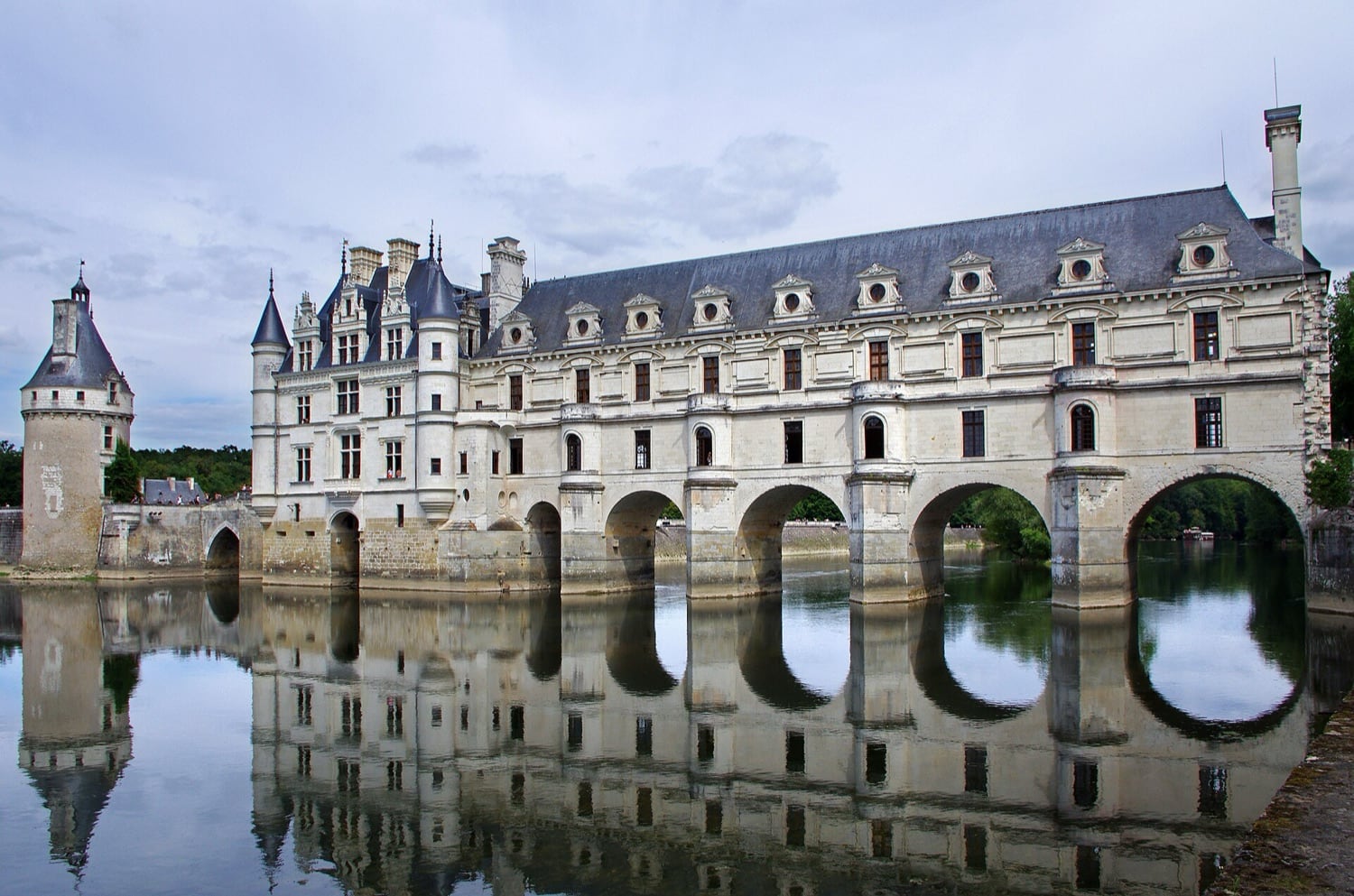 Le château de Chenonceau en pierre de taille calcaire au-dessus du Cher