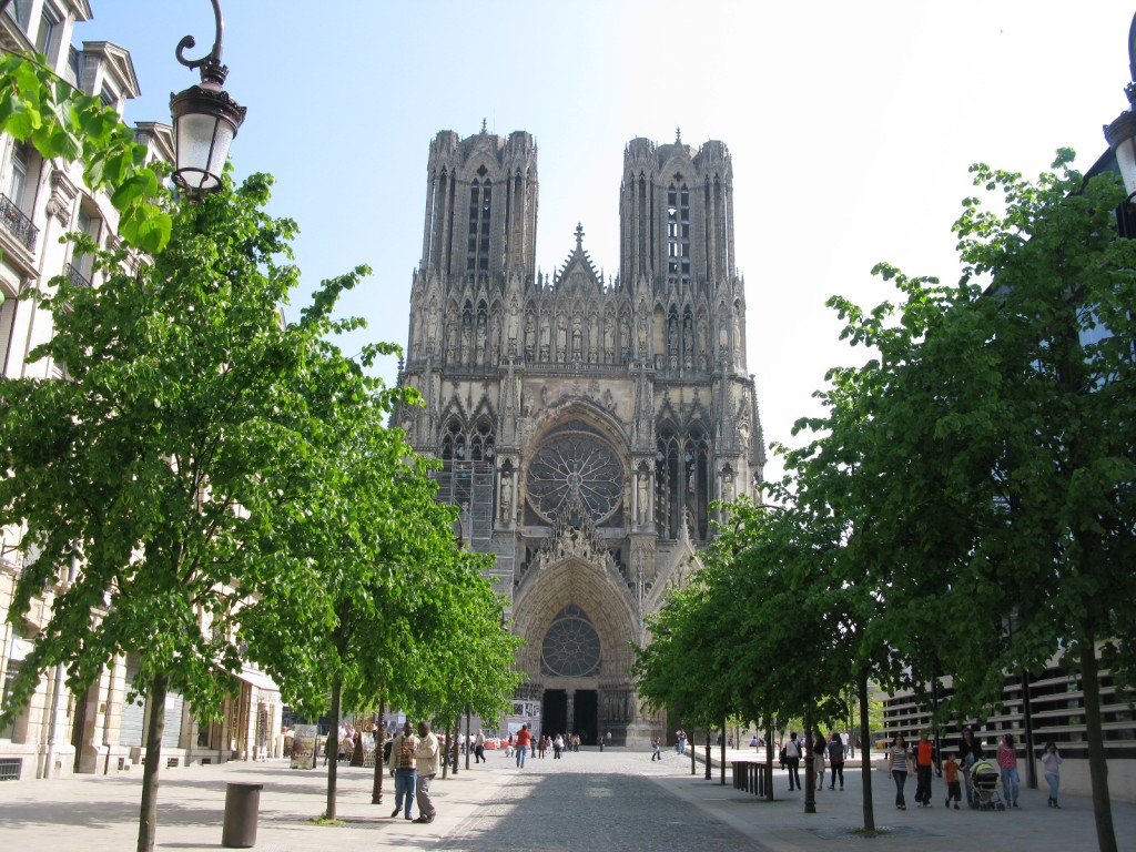 La façade occidentale de la cathédrale Notre-Dame de Reims, gothique, ses deux tours, sa grande rosace et ses portails sculptés, bâtie en calcaire.