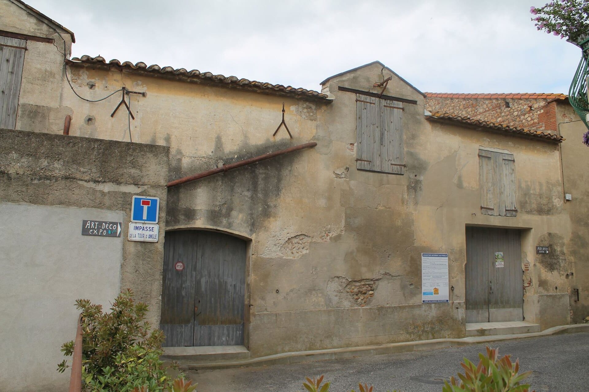 Maison catalane à Canet-en-Roussillon, façade enduite d’ocre et génoise sous le toit