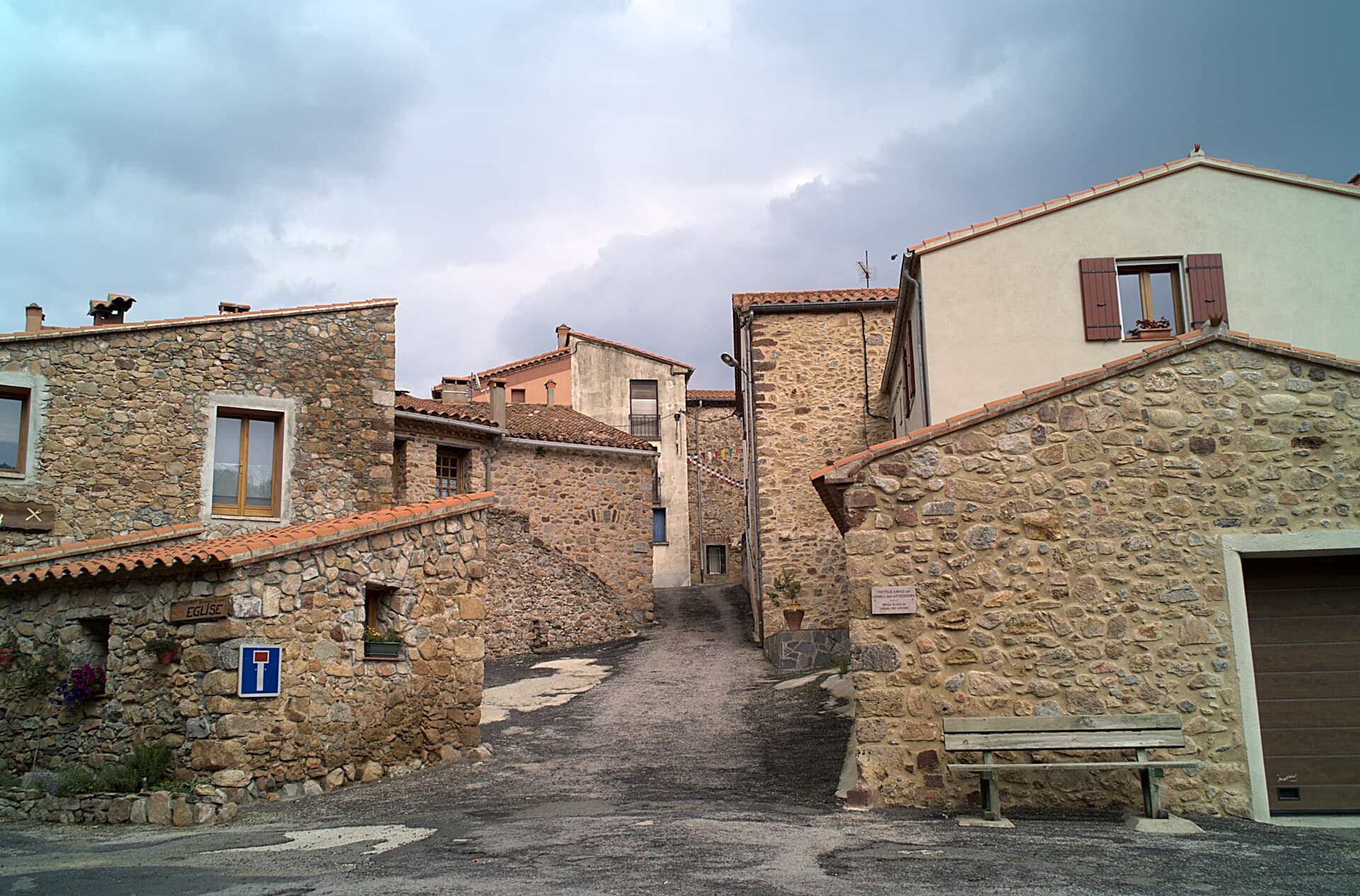 Ruelle de maisons de pierre à Coustouges, dans le Vallespir
