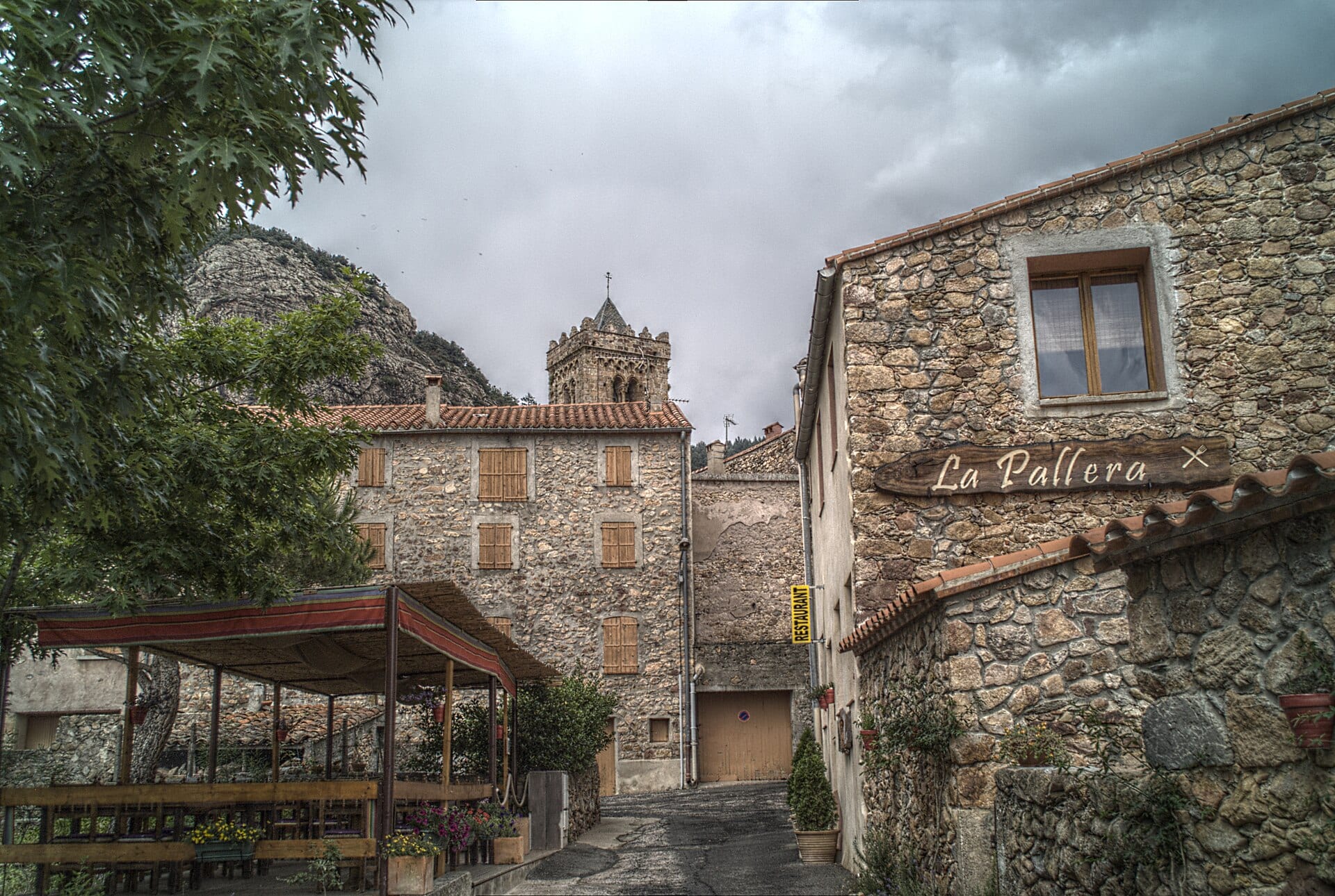 Maisons de pierre à Coustouges, hautes façades et génoises