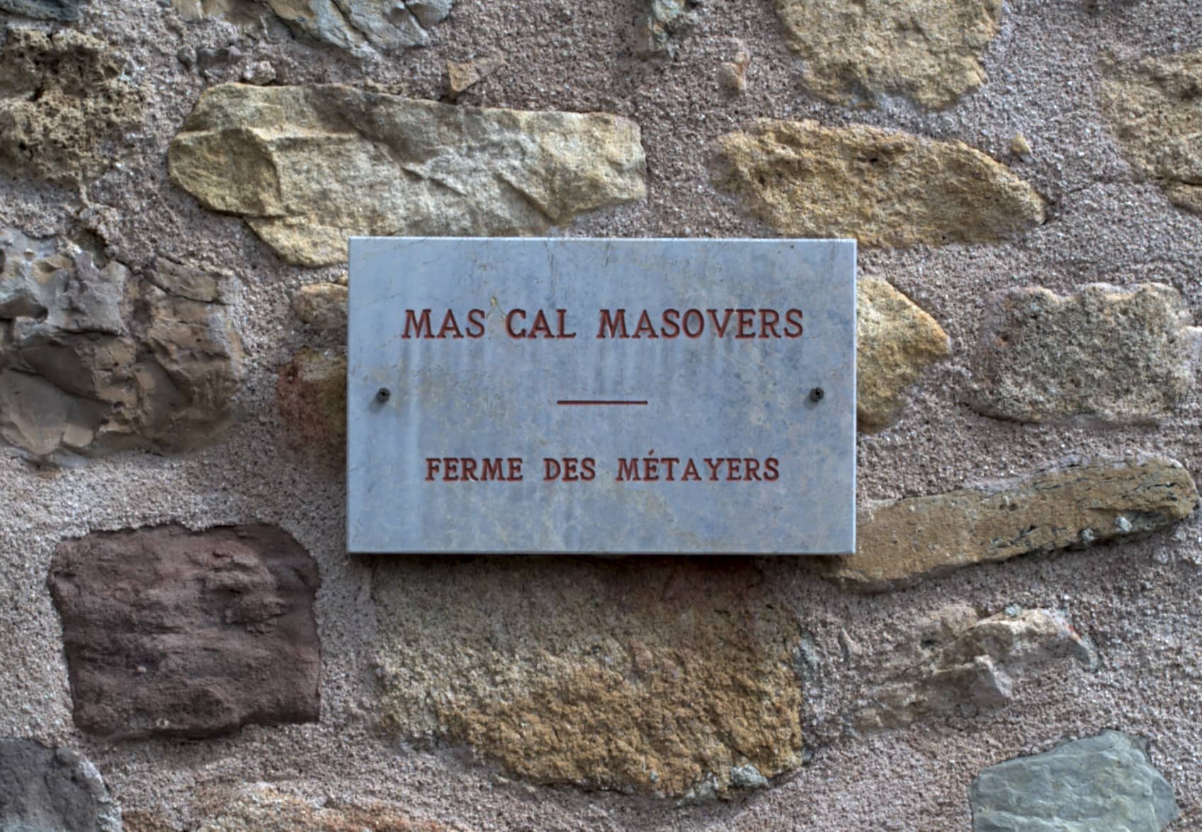 Mur de galets roulés et pierre du Mas Cal Masovers, ferme catalane