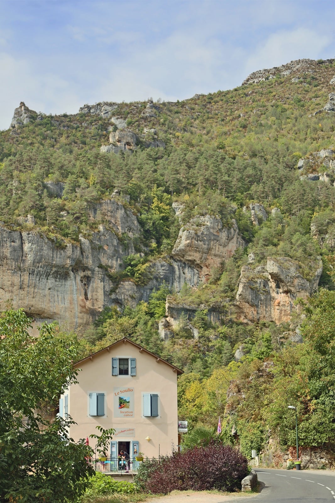 Les gorges du Tarn vues du fond de la vallée : falaises calcaires verticales encadrant la rivière