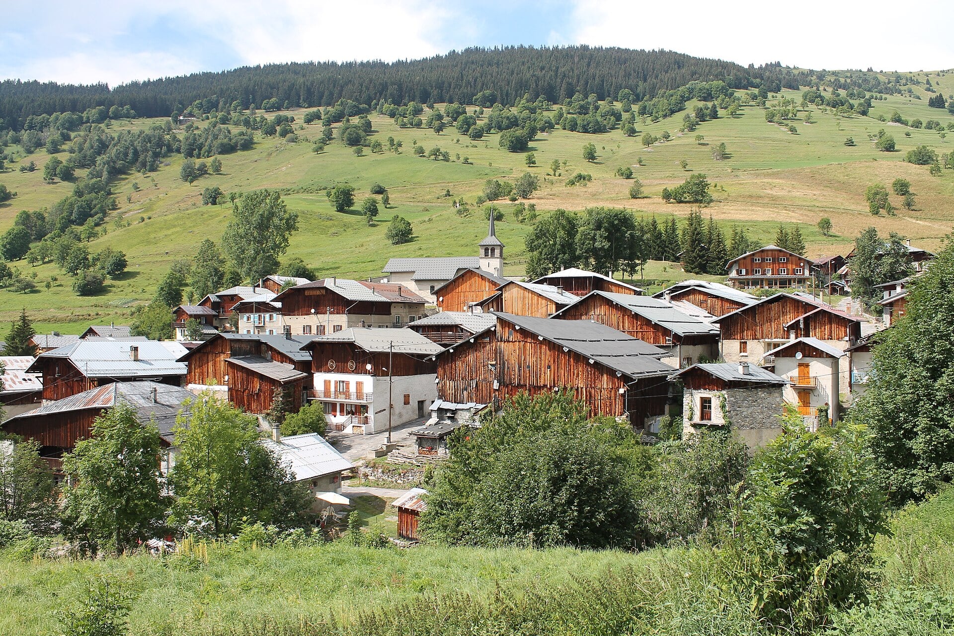 Hameau de chalets d’alpage à flanc de montagne, à Grand-Nâves en Savoie