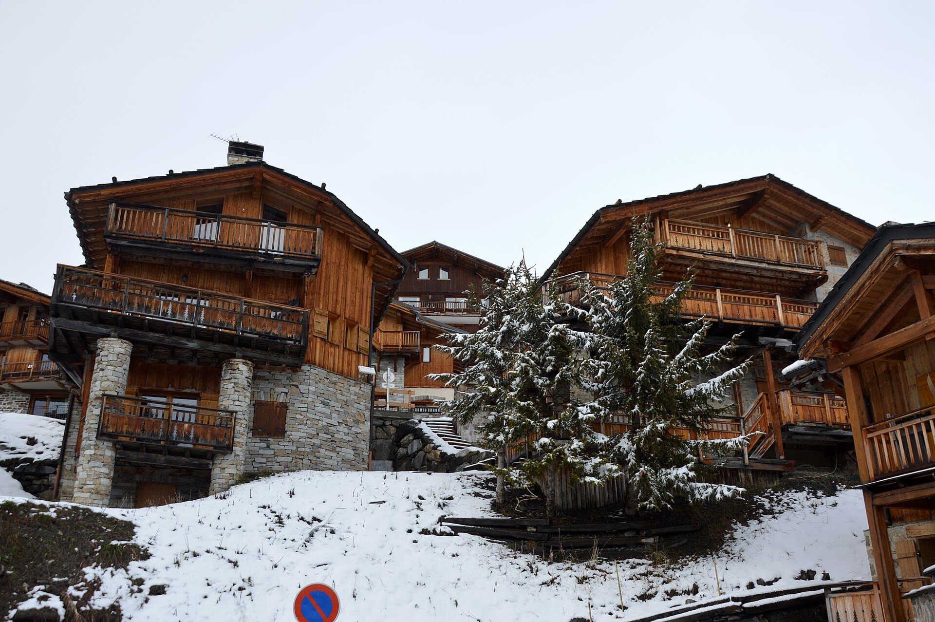 Chalets de bois enneigés du hameau Manessier à La Rosière