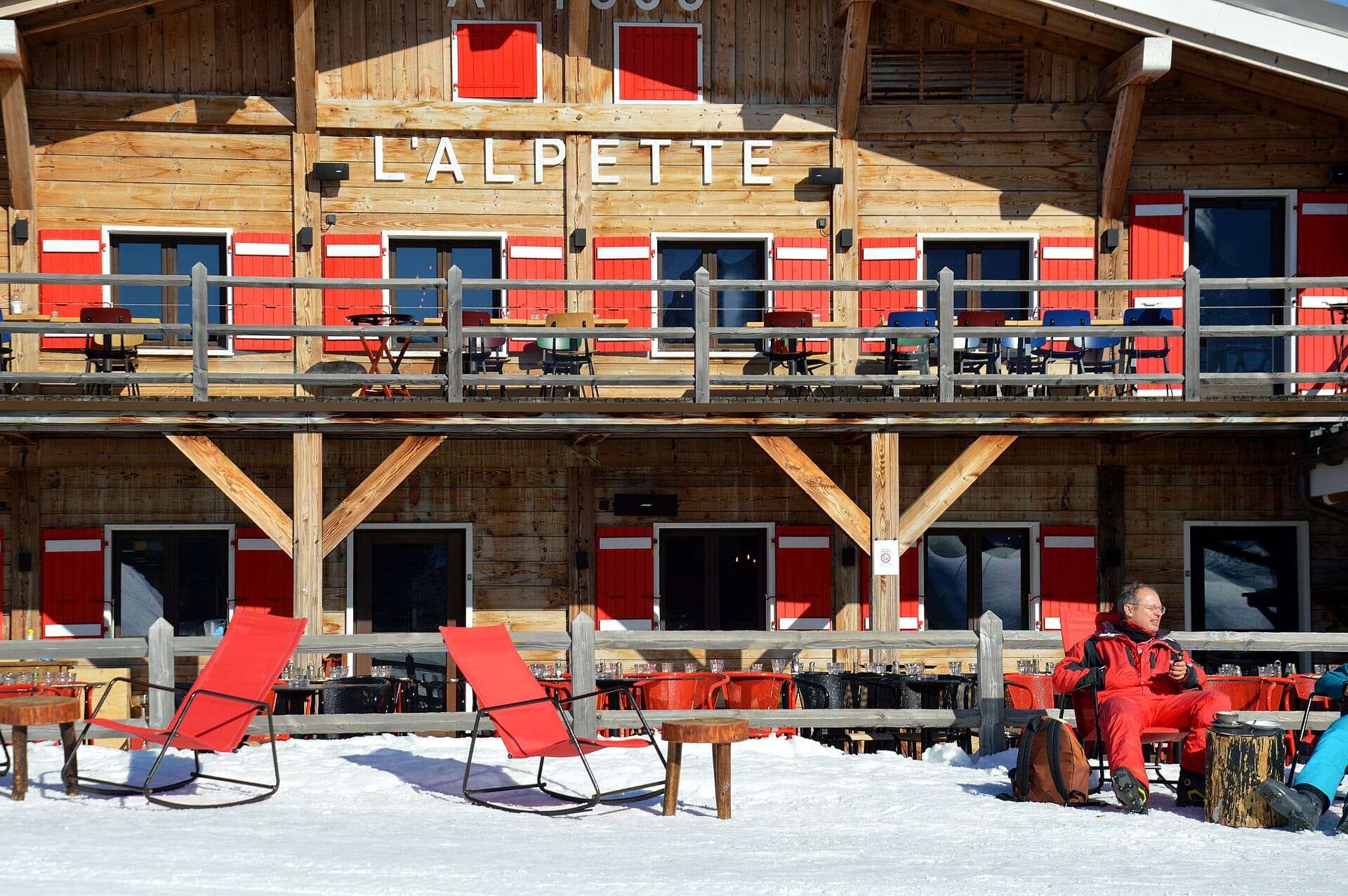 Restaurant d’altitude L’Alpette à Megève, façade de bois et balcons