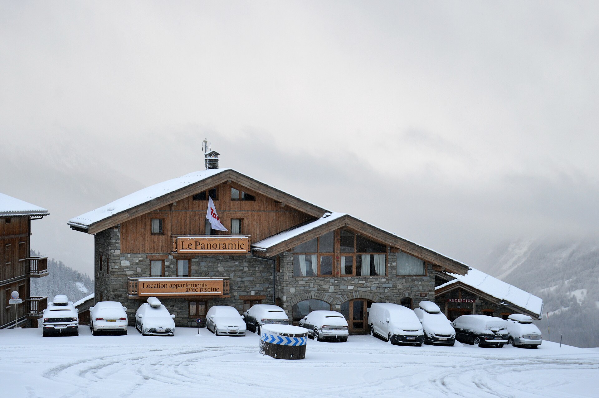 Chalet de bois et pierre sous la neige, aux Menuires